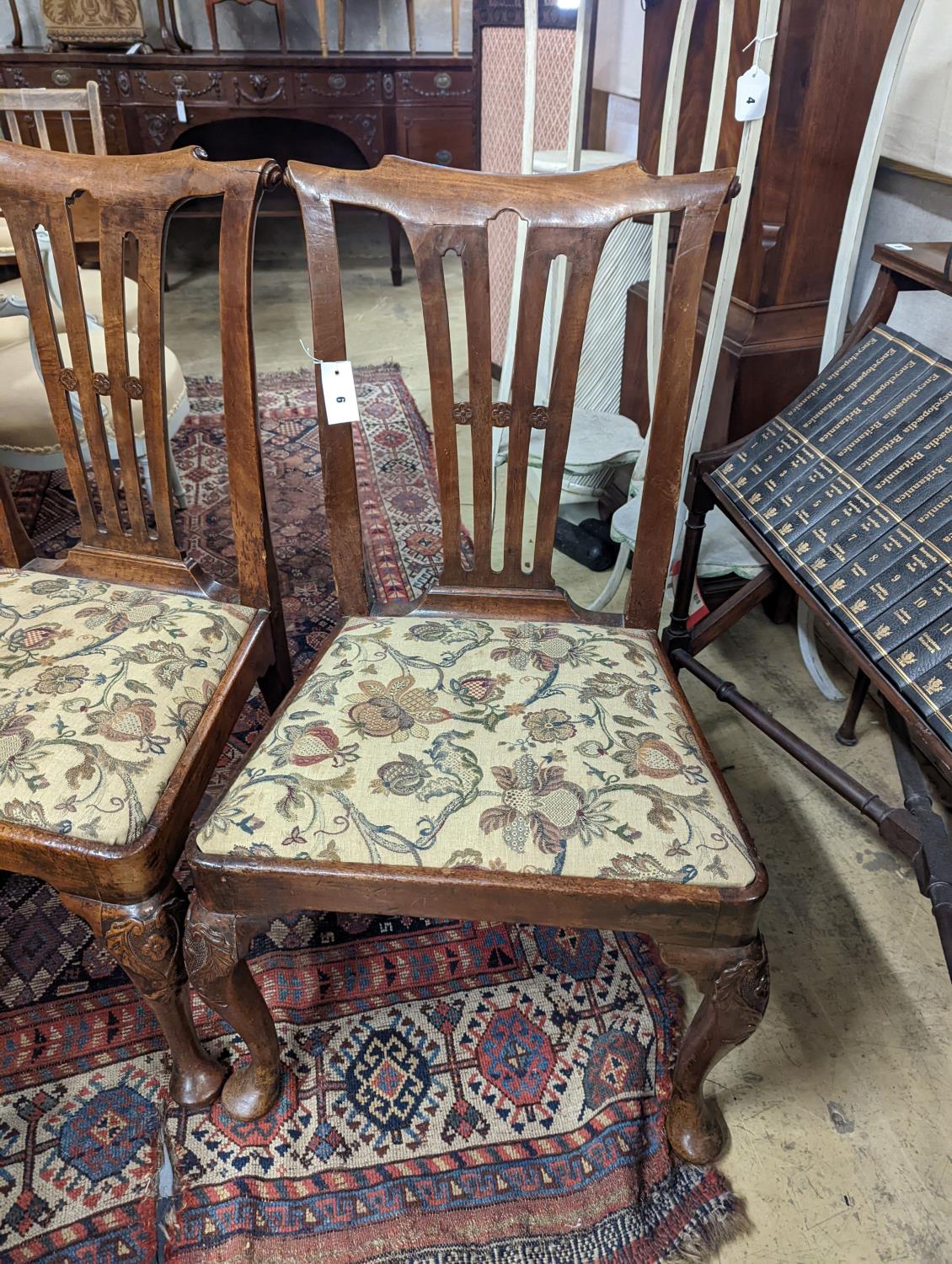 A pair of mid 18th century mahogany dining chairs - Image 2 of 5