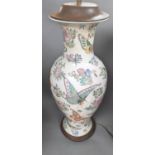 A modern Chinese porcelain table lamp