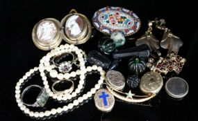 Mixed Victorian and later jewellery, including yellow metal and gem set crescent brooch, double