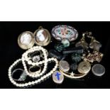 Mixed Victorian and later jewellery, including yellow metal and gem set crescent brooch, double