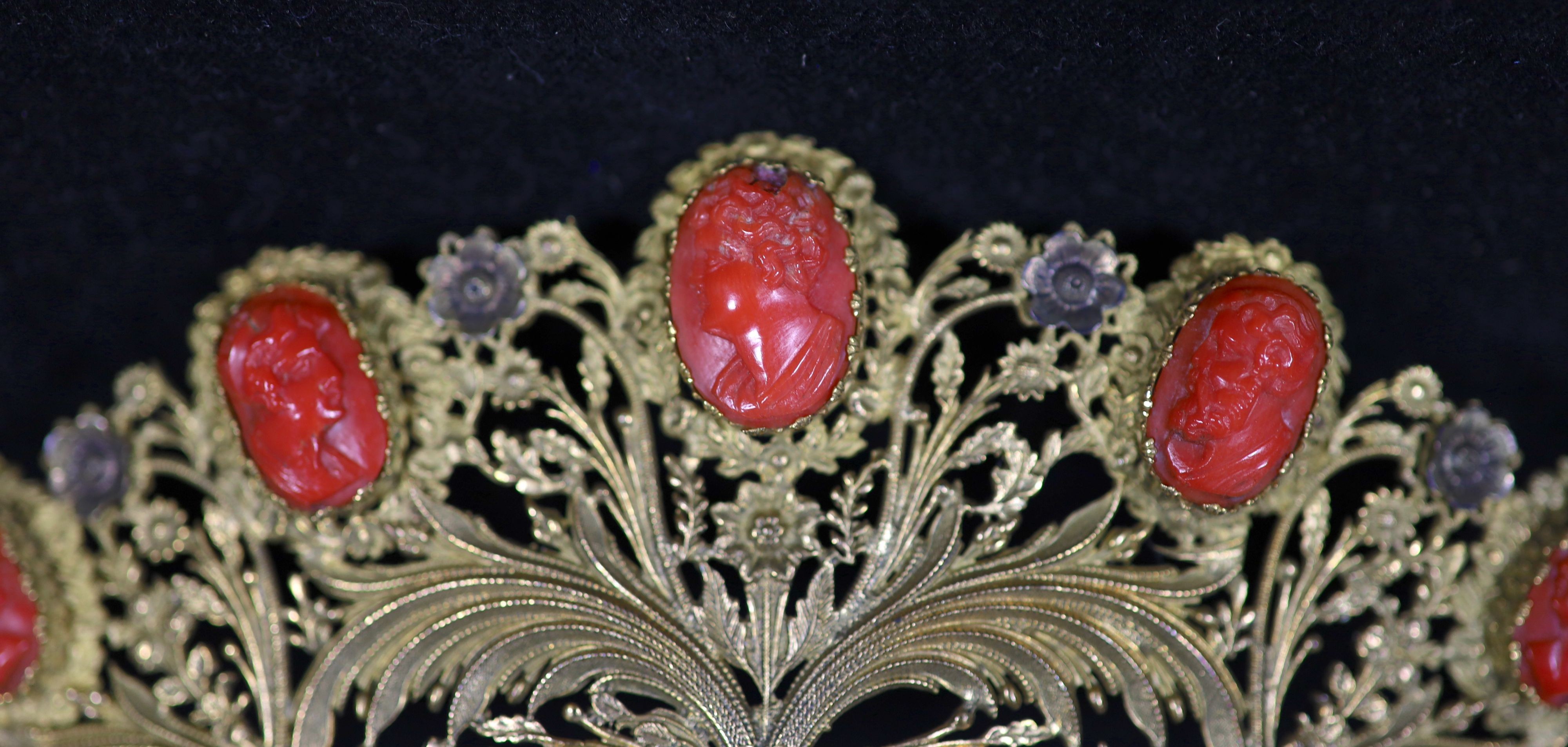 A Regency gilt metal/pinchbeck and graduated nine stone coral set tiara,each coral carved with the - Image 3 of 4