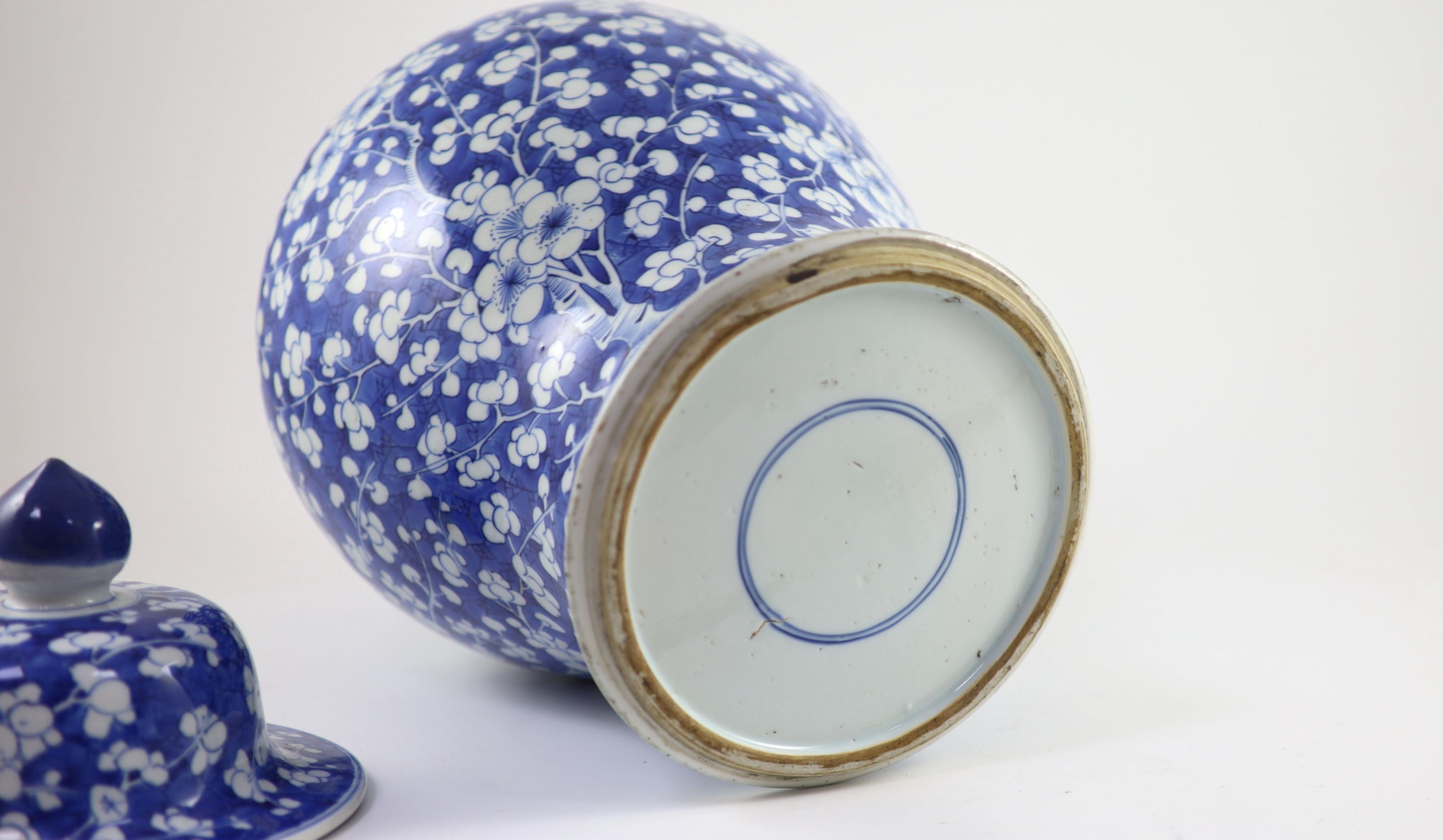A good Chinese blue and white ‘prunus and cracked ice’ vase and cover, Kangxi period,with chevron - Image 5 of 5