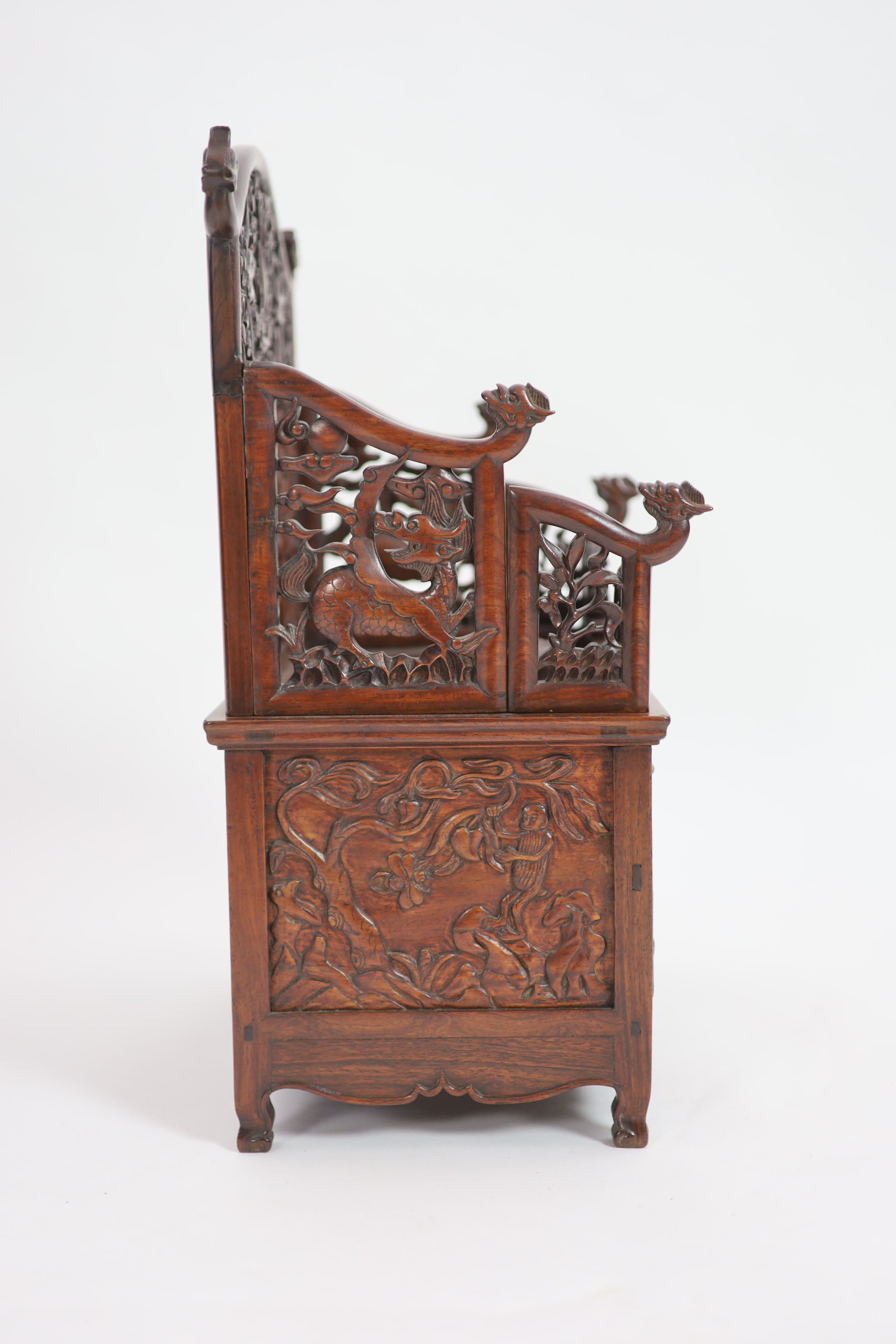 A fine Chinese huanghuali table cabinet, early Qing dynasty, 17th/18th century,the pierced - Image 5 of 8