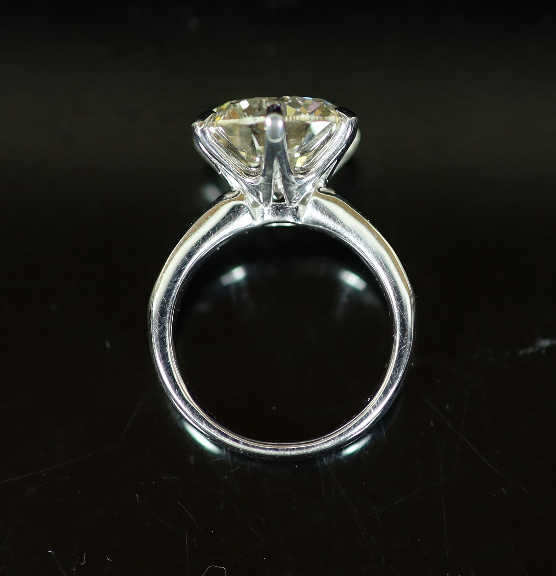 A modern platinum and single stone diamond ring, with diamond set shoulders, with AGI Laboratories - Image 4 of 7