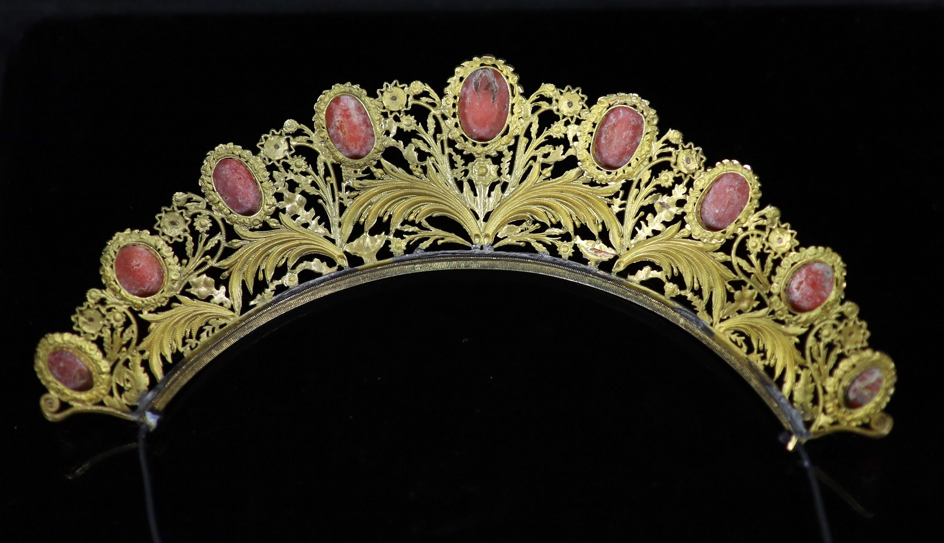 A Regency gilt metal/pinchbeck and graduated nine stone coral set tiara,each coral carved with the - Image 4 of 4