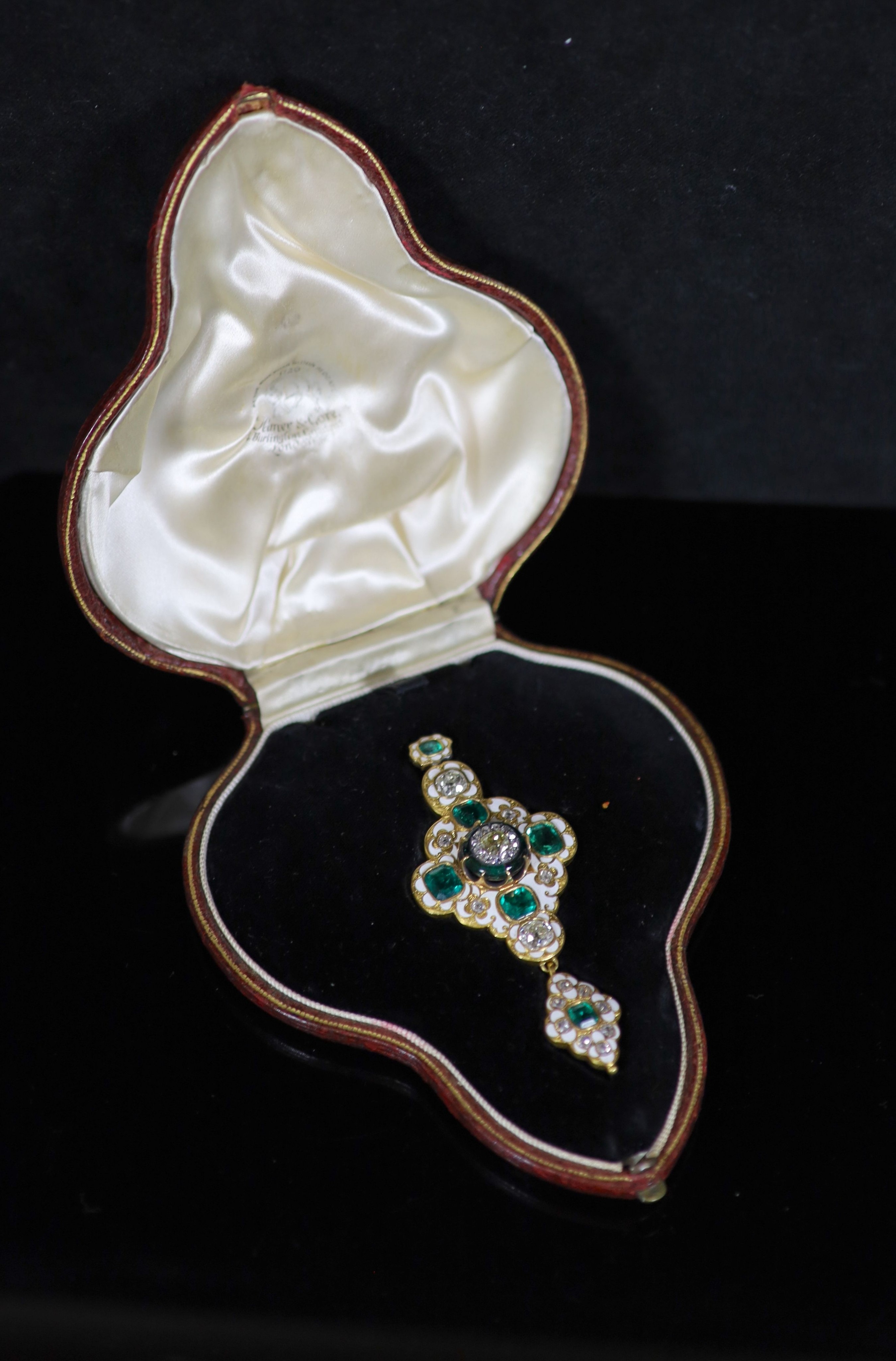 A good Victorian gold, white enamel, emerald and diamond drop pendant,of quatrefoil shape and set - Image 5 of 5