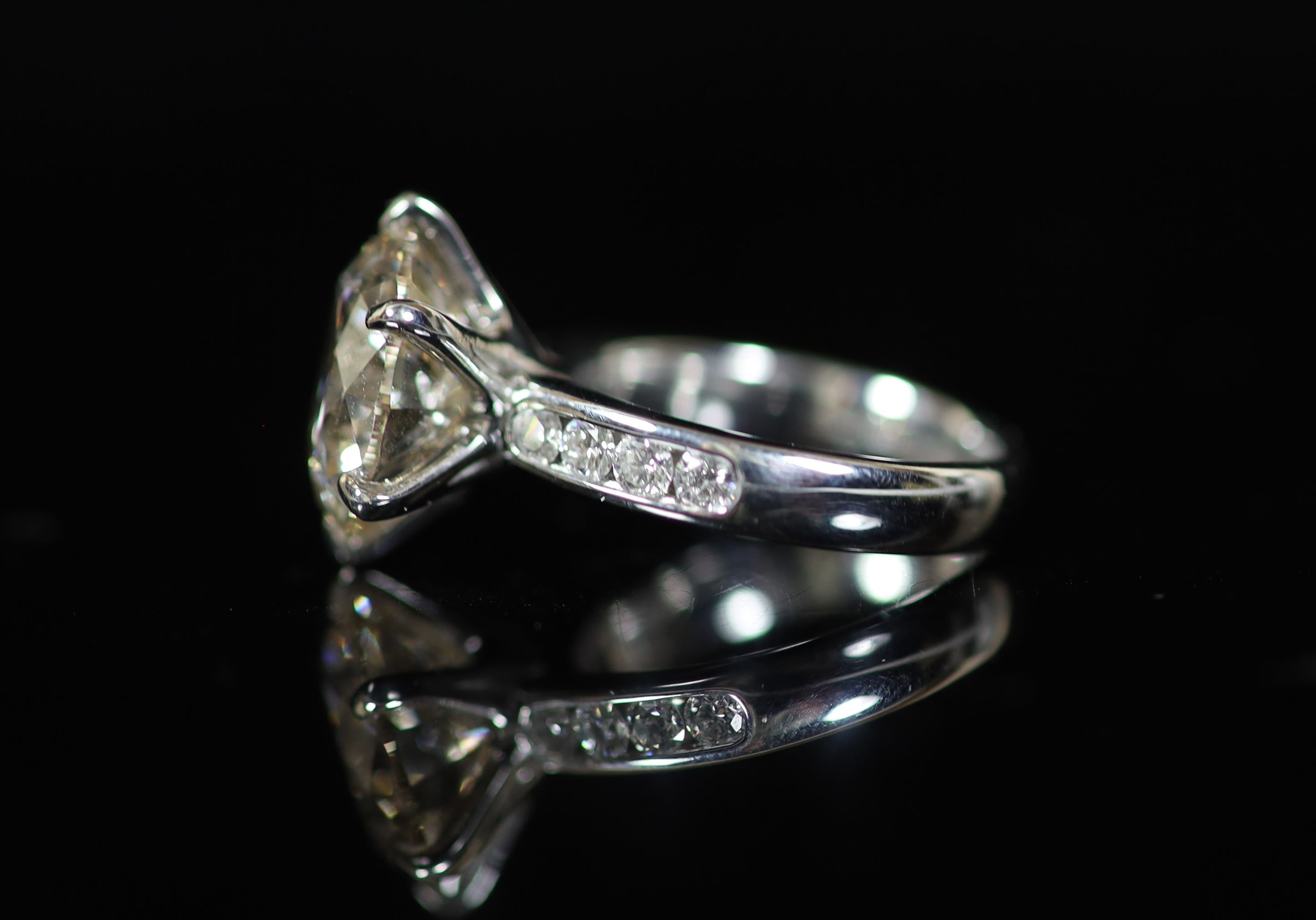 A modern platinum and single stone diamond ring, with diamond set shoulders, with AGI Laboratories - Image 3 of 7