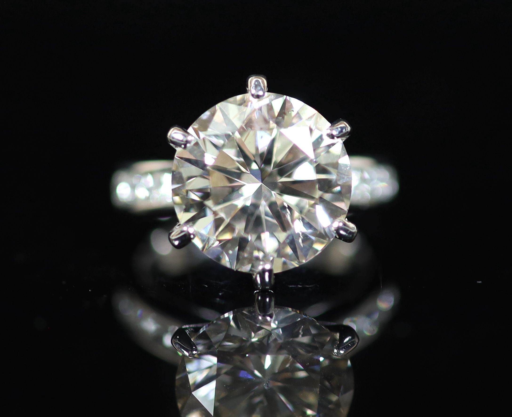 A modern platinum and single stone diamond ring, with diamond set shoulders, with AGI Laboratories - Image 2 of 7