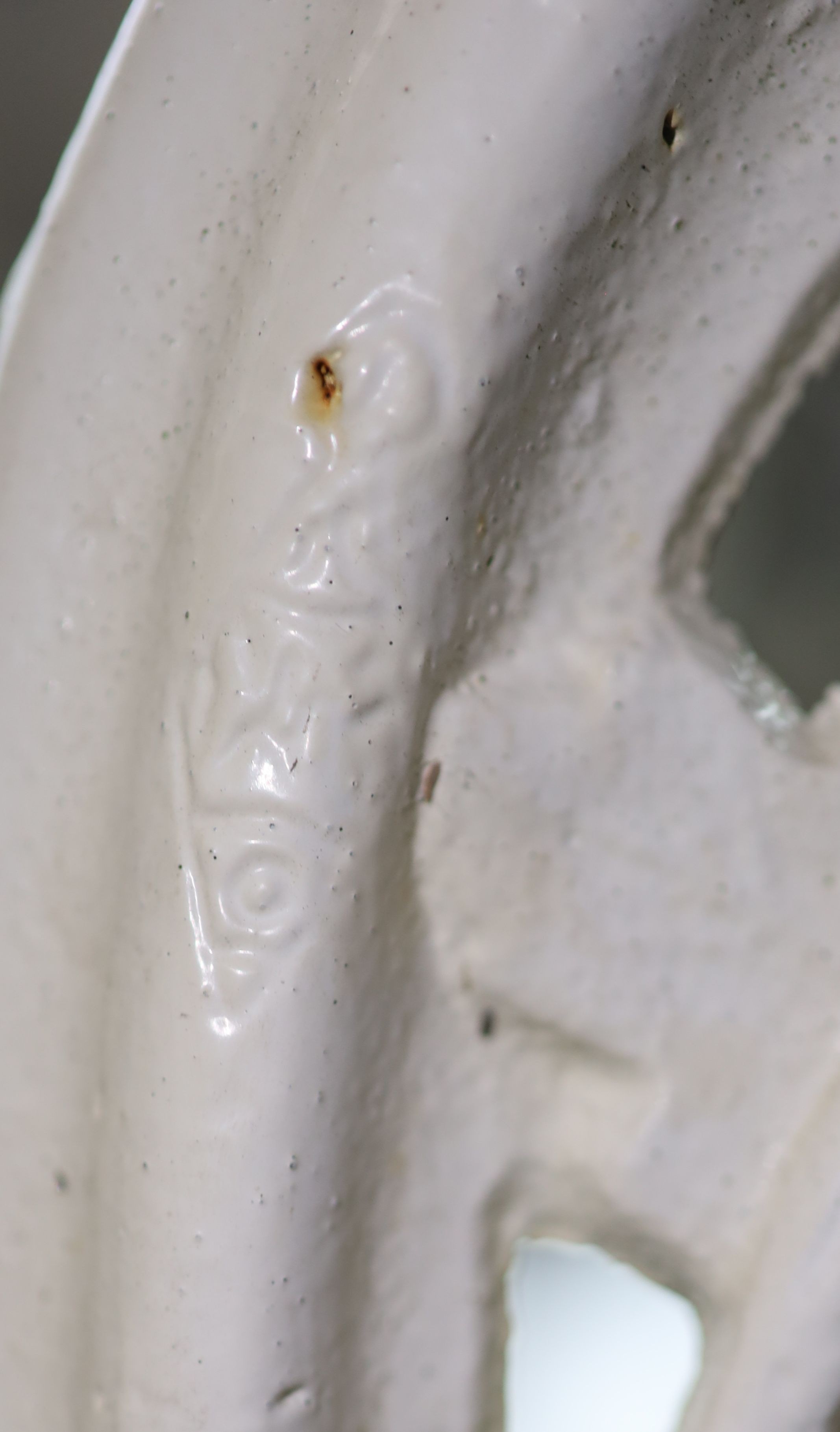 After Coalbrookdale, a pair of cast iron ‘Oak and ivy' bencheswith white paintwork and teak - Image 3 of 4