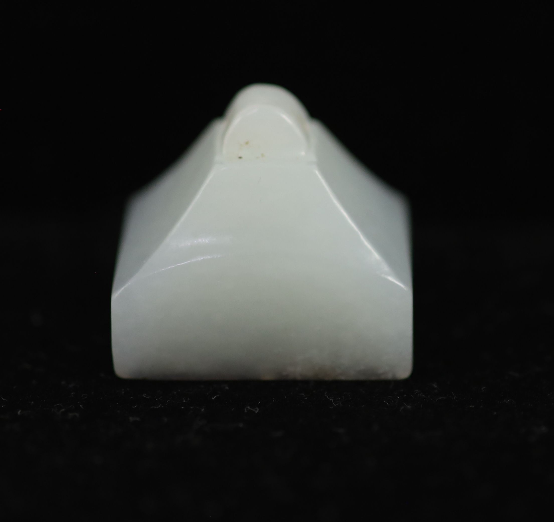 A Chinese white jade rectangular seal,the matrix carved with four characters, the stone of good even - Image 2 of 3