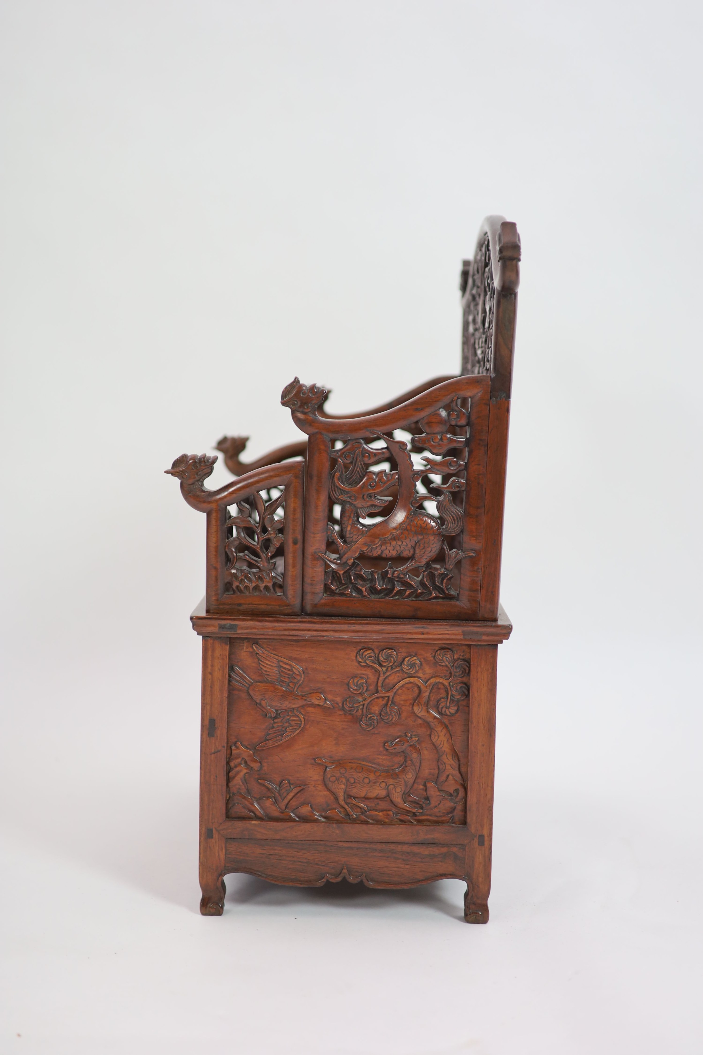 A fine Chinese huanghuali table cabinet, early Qing dynasty, 17th/18th century,the pierced - Image 7 of 8