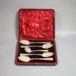 A cased matched George III silver five piece berry and sifter spoon dessert set, 8.5oz.