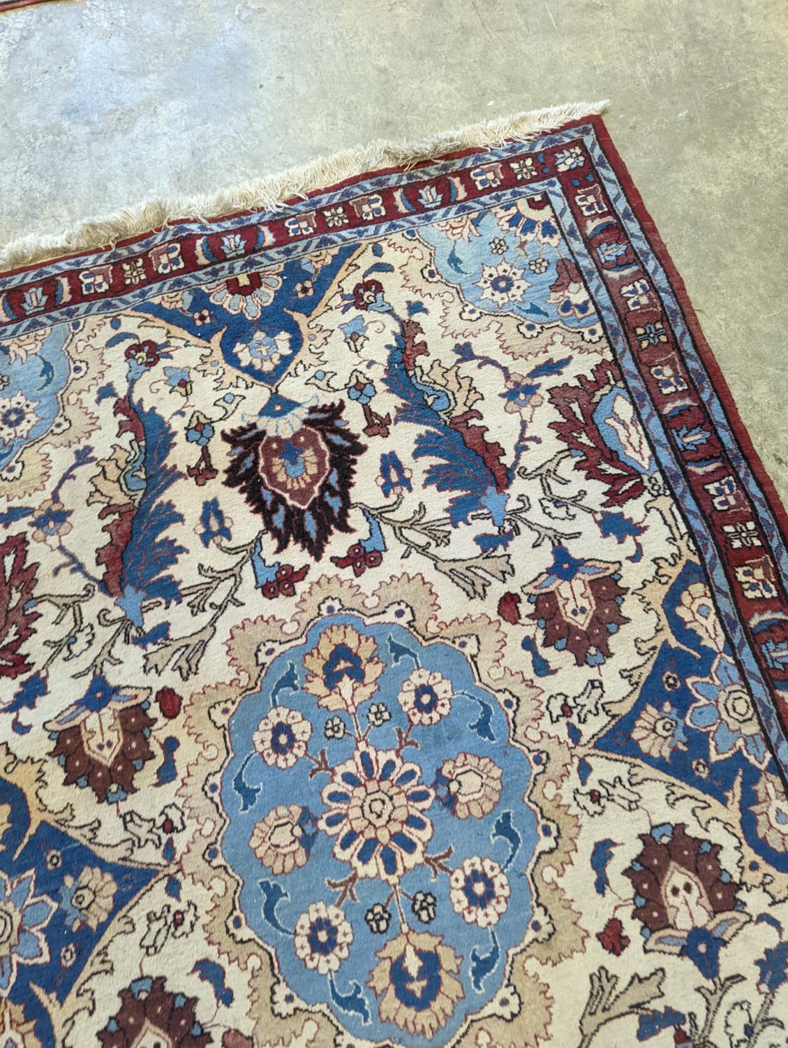 A North West Persian style ivory ground rug, 154 x 106cm - Image 4 of 5