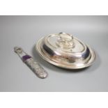 An Edwardian repousse silver scissors case, Birmingham, 1905, 16.4cm and a plated entree dish and