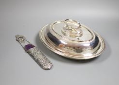 An Edwardian repousse silver scissors case, Birmingham, 1905, 16.4cm and a plated entree dish and