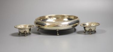 A Continental 800 standard silver bowl and a pair of salts, 9oz.