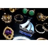 Mixed jewellery including 14k ring, 9ct ring, enamelled white metal yacht brooch, citrine set