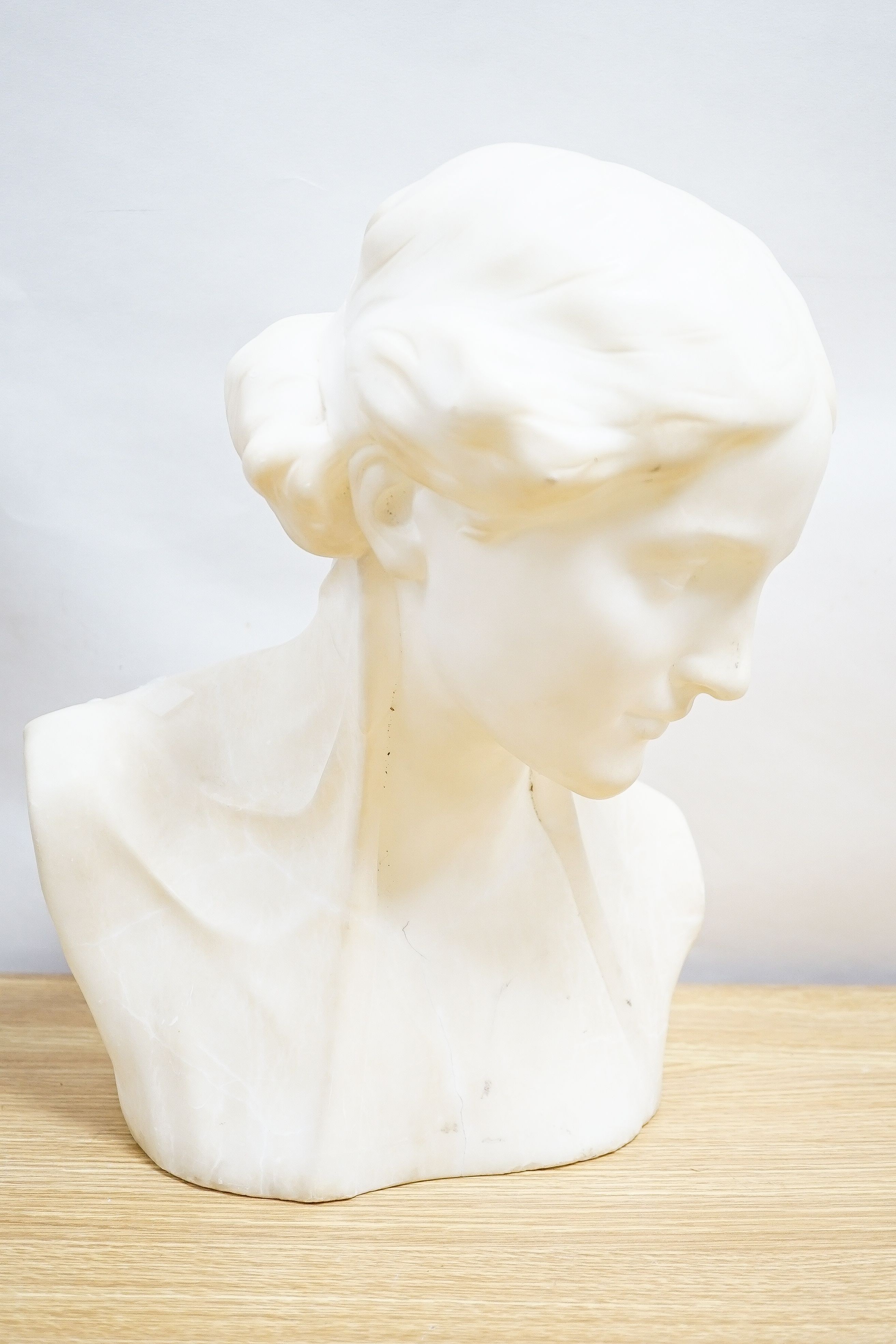 Valmore Gemignani, Italian 1879-1958, a carved alabaster bust of a lady, signed, 38cm - Image 3 of 5