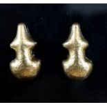 A pair of planished 18k yellow metal ear rings, in the manner of Lalaounis, 27mm, 9.1 grams.