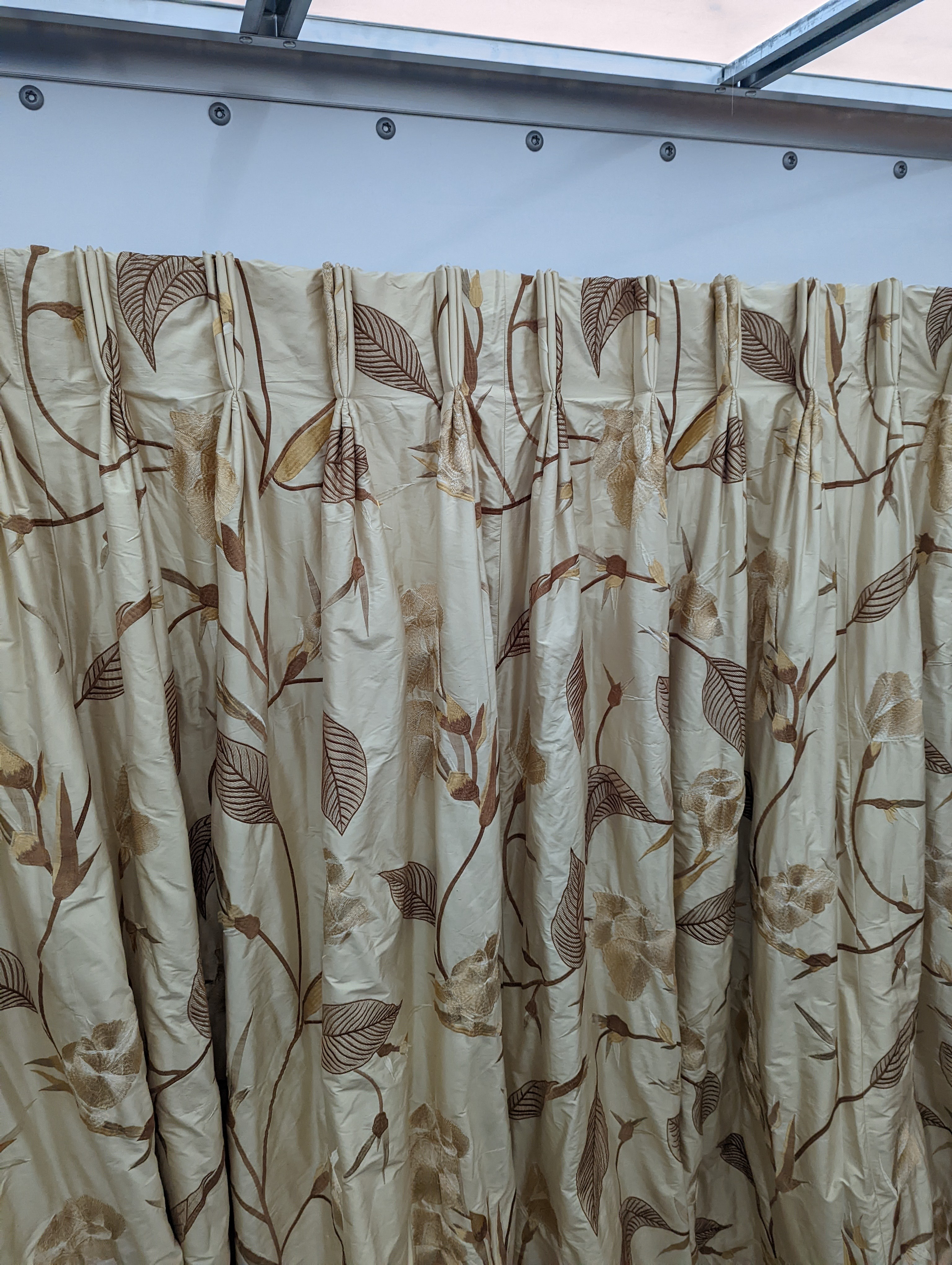 A pair of floral lined curtains. Approximate measurements: Width of top 230cm, Width of bottom 420cm - Image 5 of 7