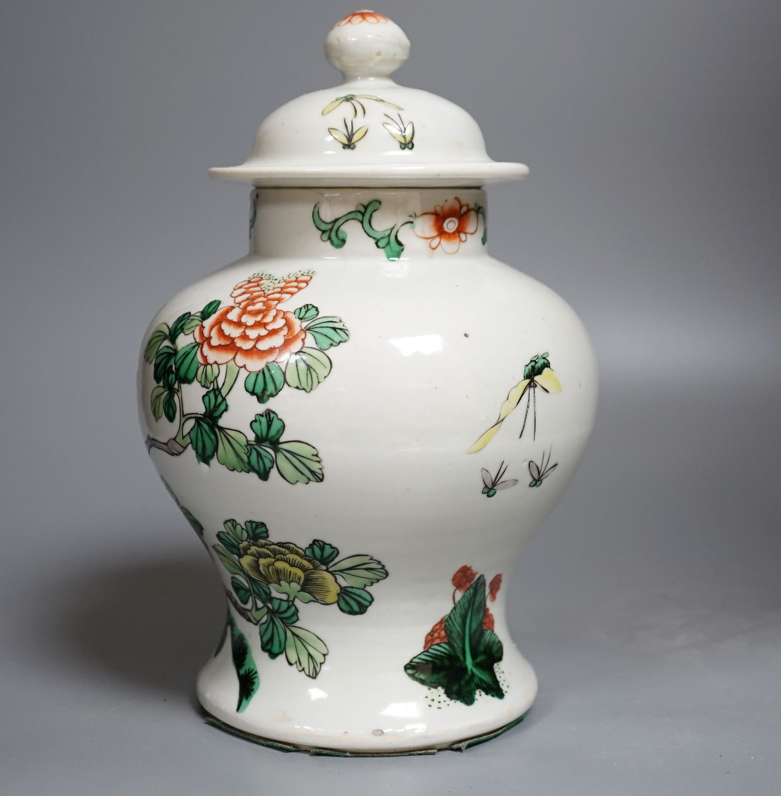 A Chinese Famille-Verte jar and cover decorated with Phoenix and flowers, 26cm - Image 3 of 6
