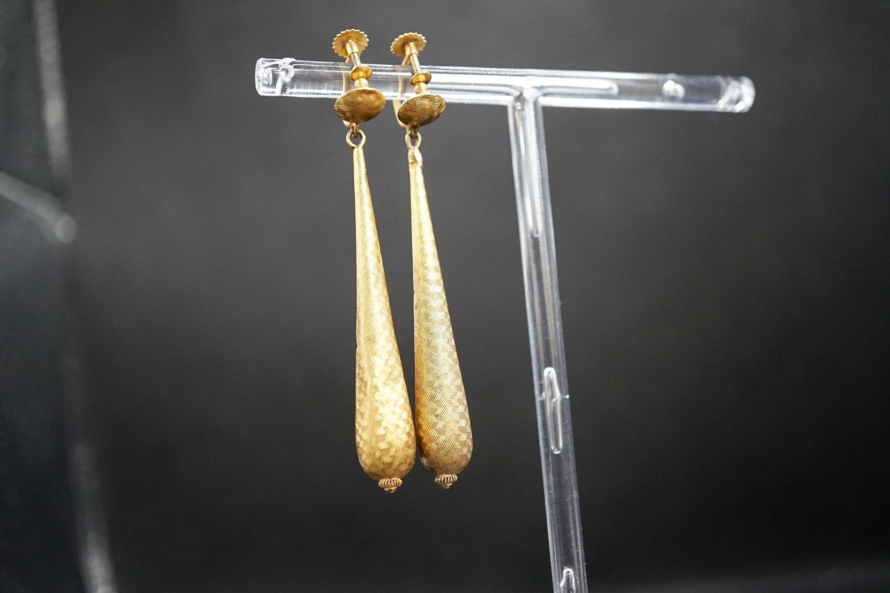 A pair of hollow, yellow metal teardrop shaped earrings, (a.f.), 6cm, 3.3 grams. - Image 3 of 7