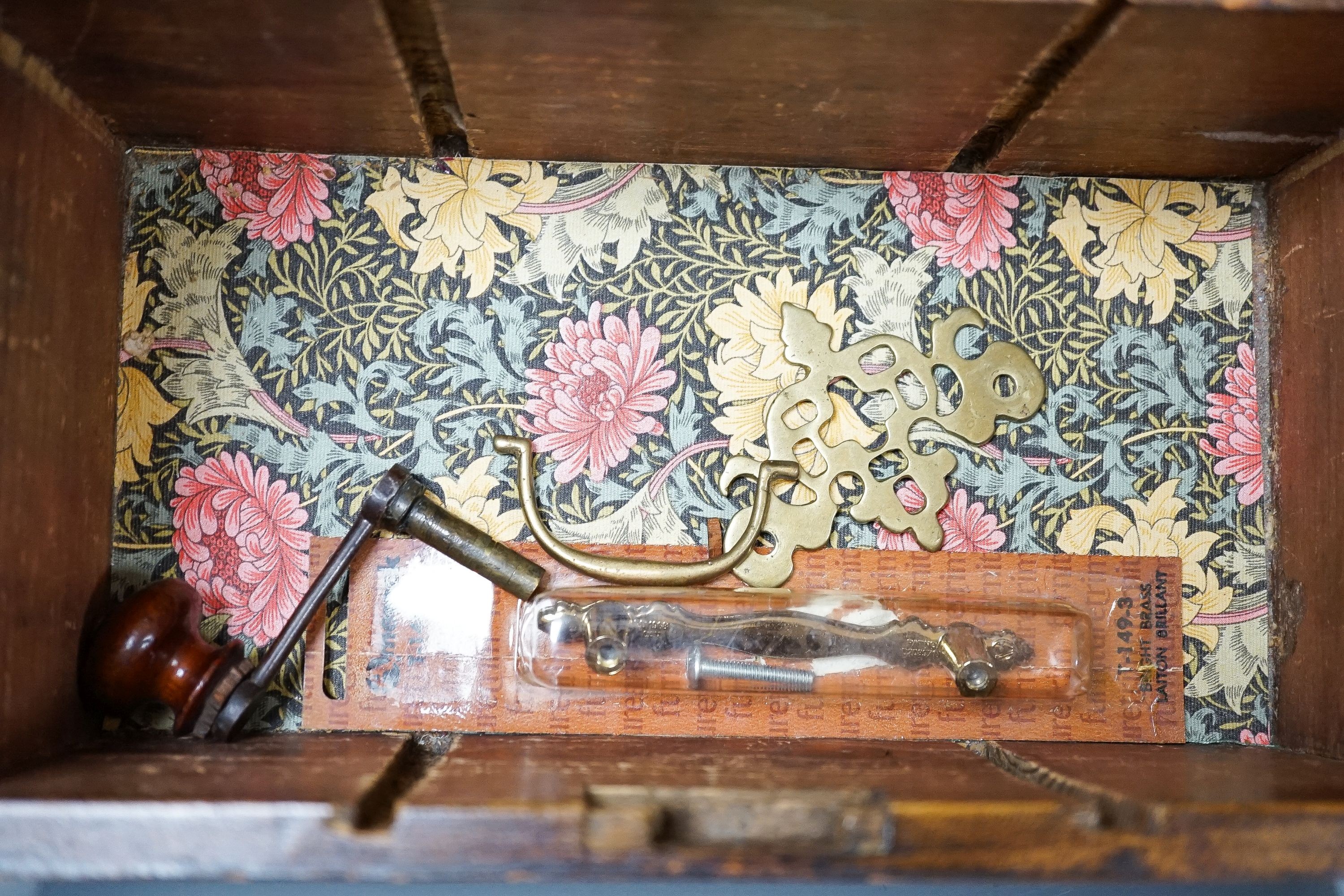 A George III inlaid mahogany tea caddy, lacking interior, 28cm - Image 4 of 5