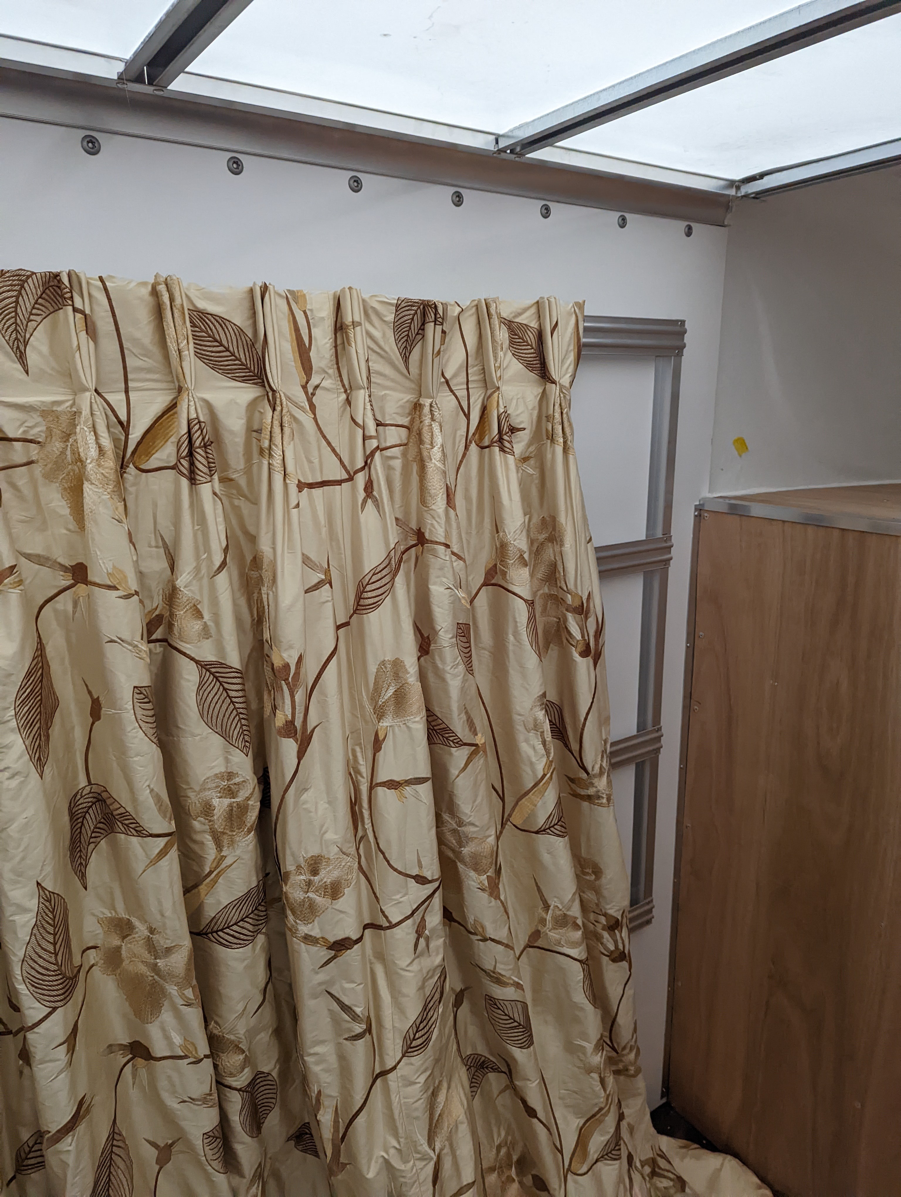 A pair of floral lined curtains. Approximate measurements: Width of top 230cm, Width of bottom 420cm - Image 6 of 7