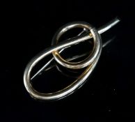 Nicolis Cola: an Italian 750 yellow metal scrolling tubular brooch, 66mm, 12.9 grams, signed.