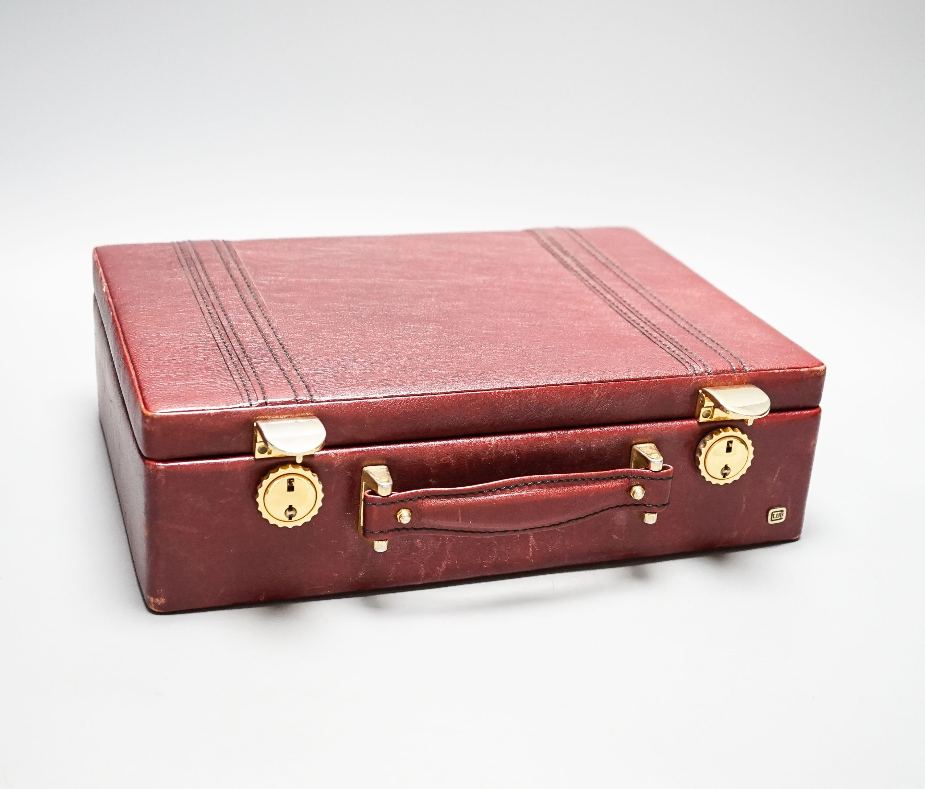 A leatherette brief case, 32 x 23 x 9cm