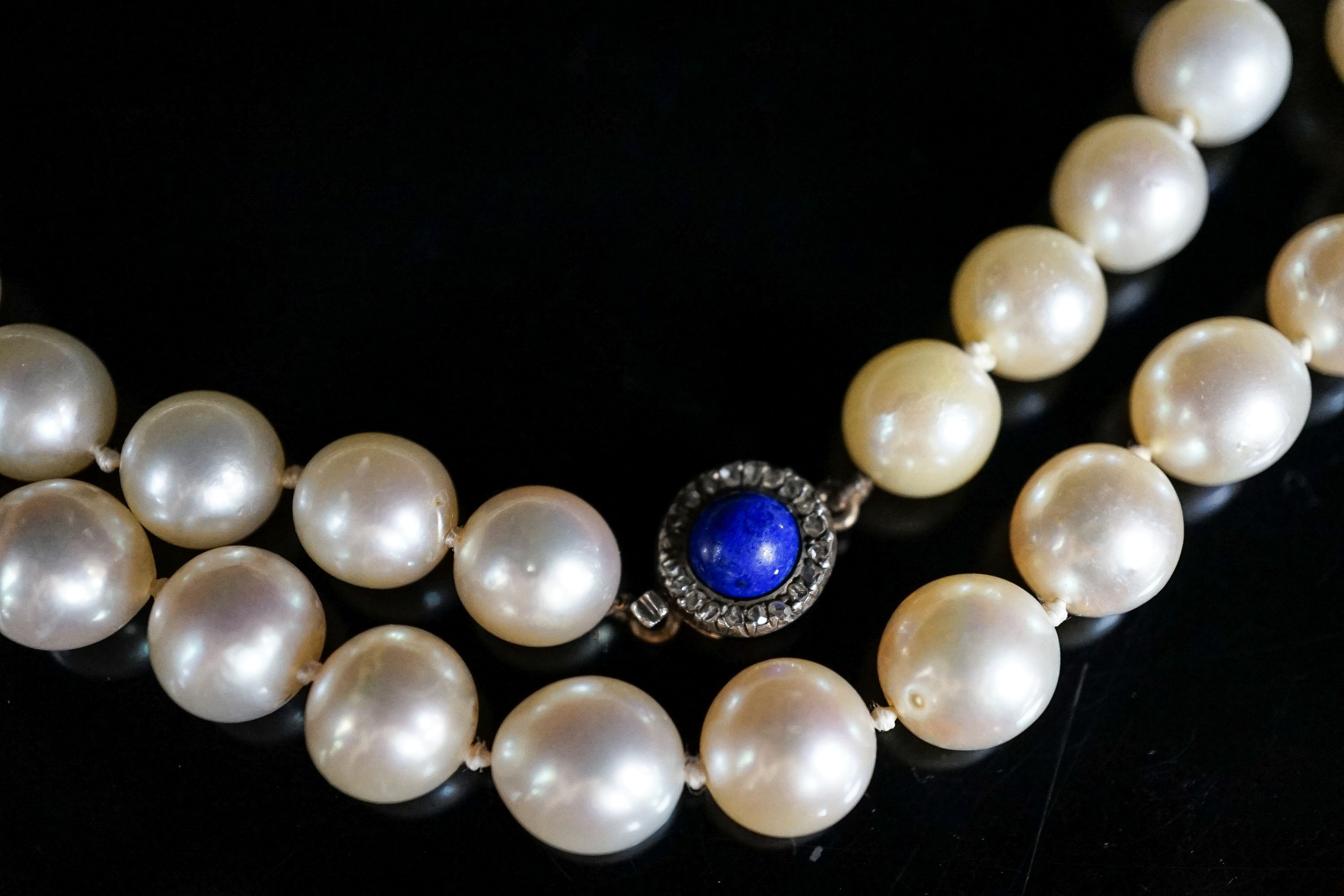 A single strand cultured pearl necklace, with yellow metal, lapis lazuli and diamond set clasp, - Image 2 of 5