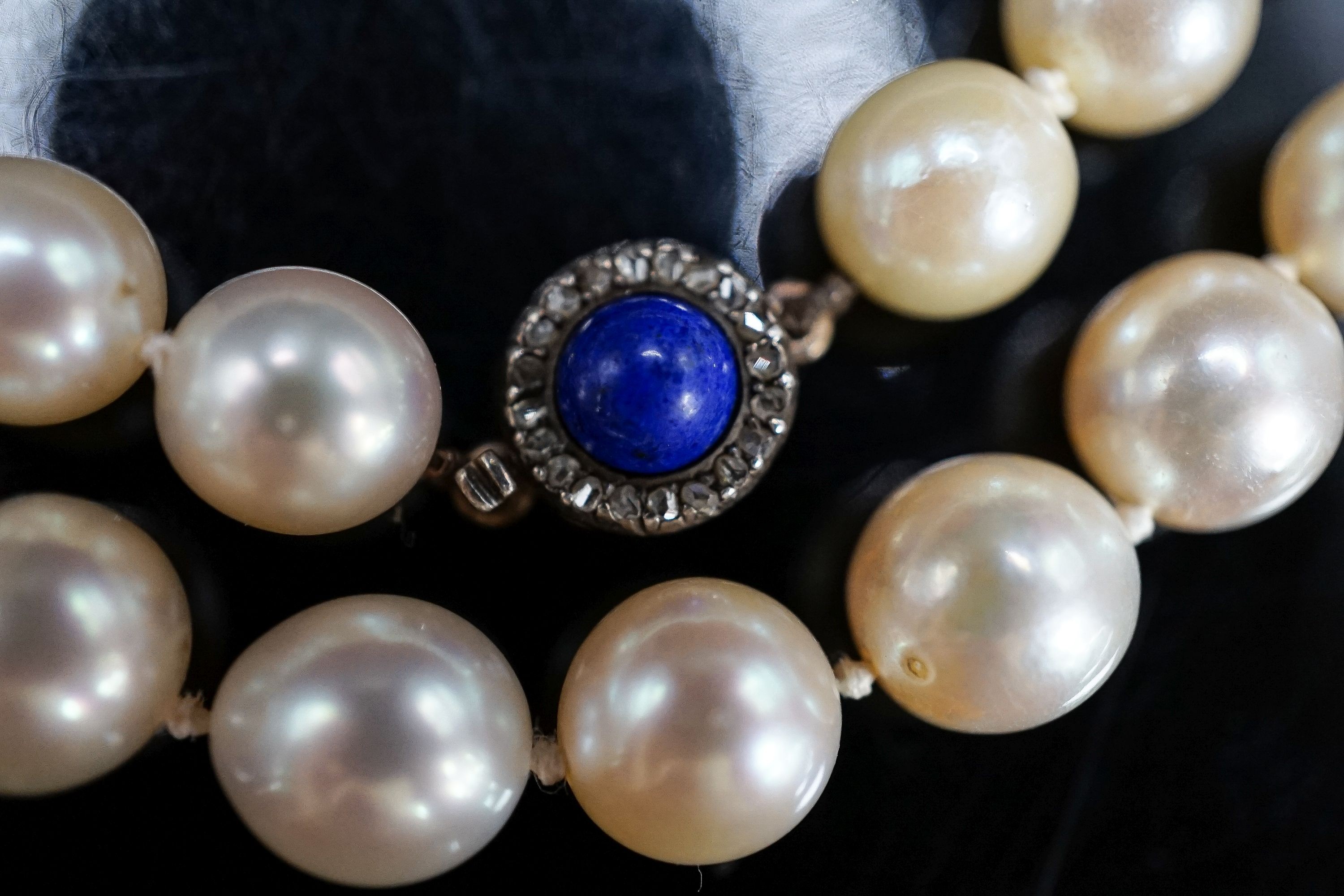 A single strand cultured pearl necklace, with yellow metal, lapis lazuli and diamond set clasp, - Image 4 of 5
