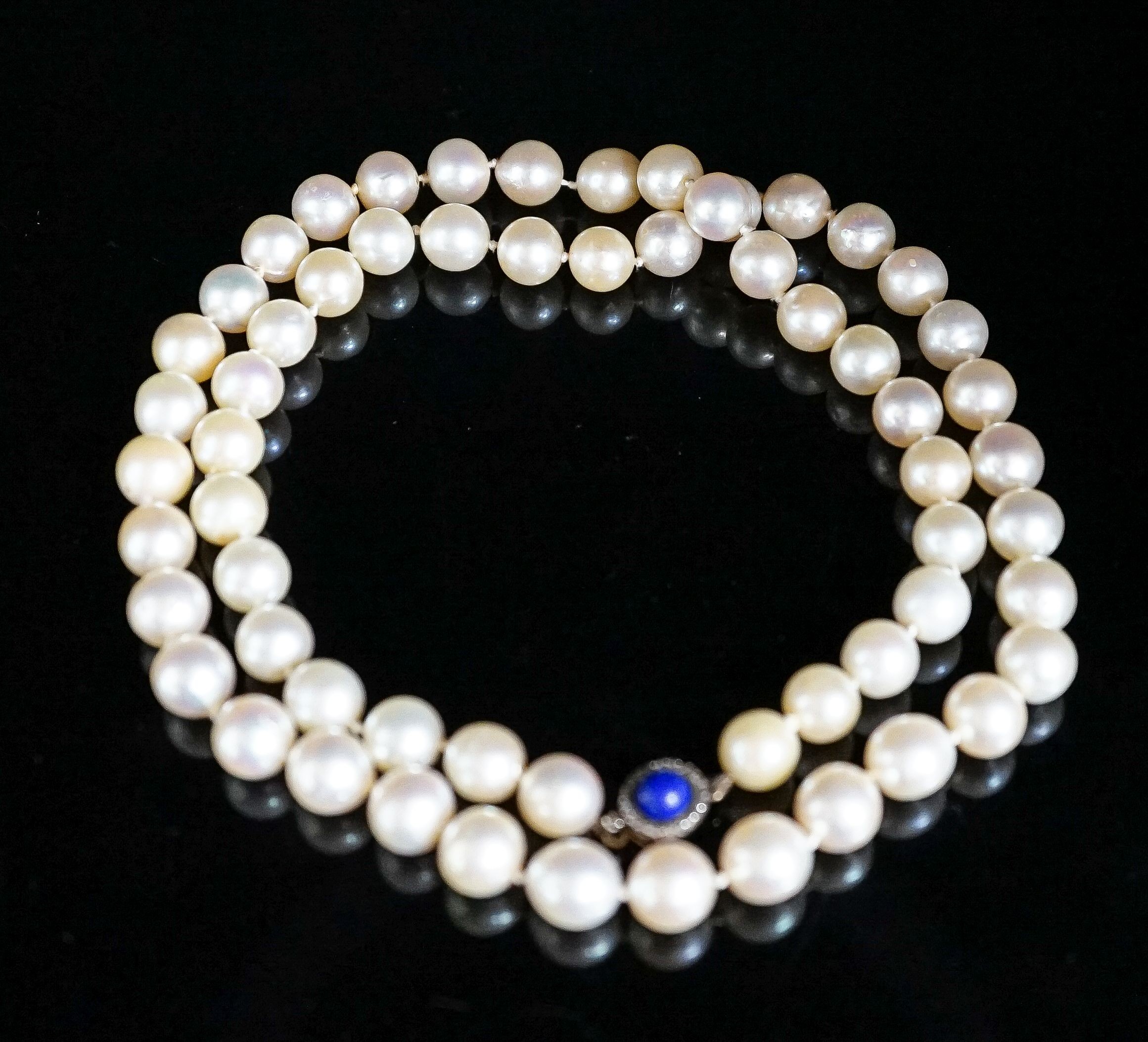 A single strand cultured pearl necklace, with yellow metal, lapis lazuli and diamond set clasp, - Image 3 of 5