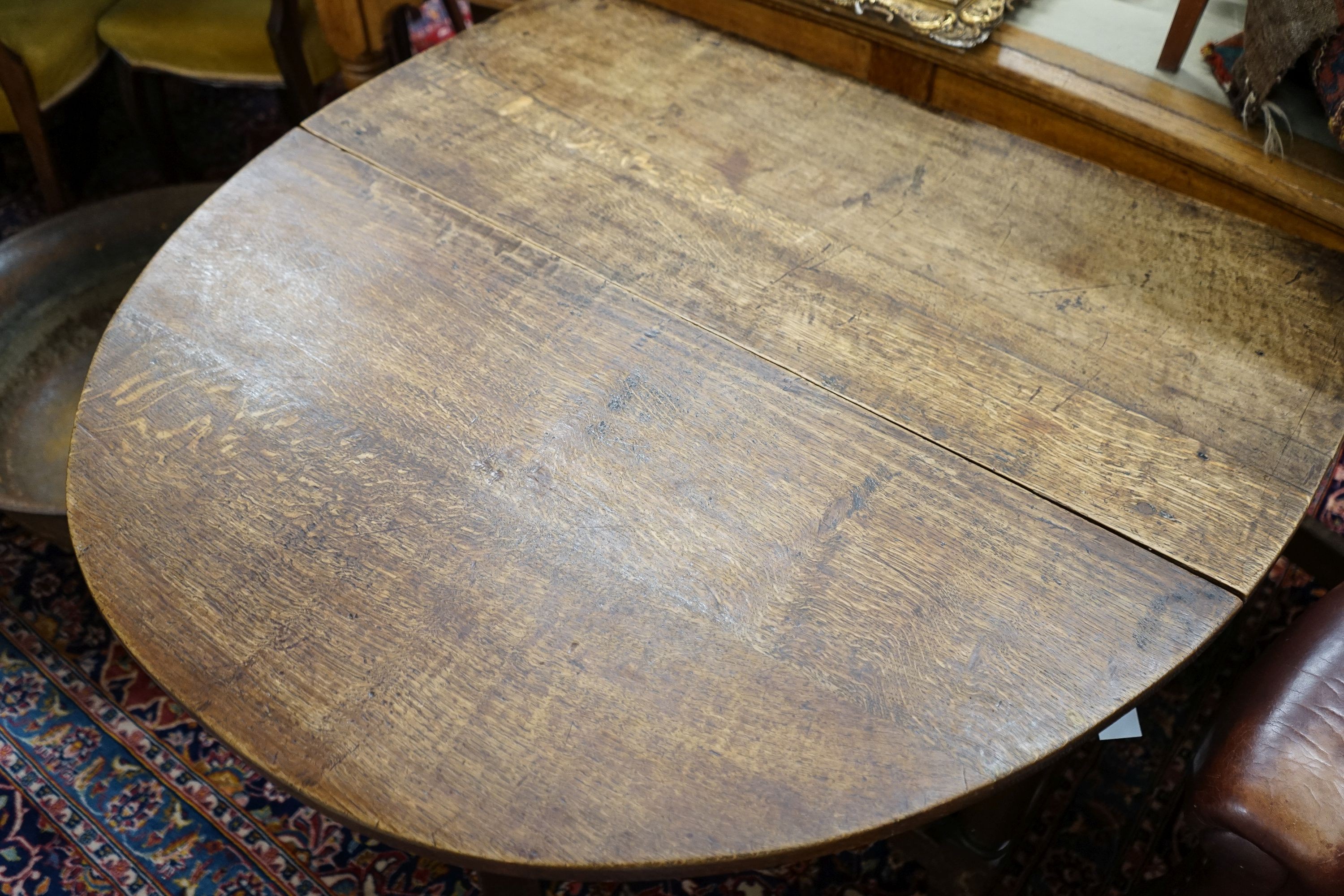 An 18th century style oak gateleg dining table, length 148cm extended, width 105cm, height 76cm - Image 4 of 4