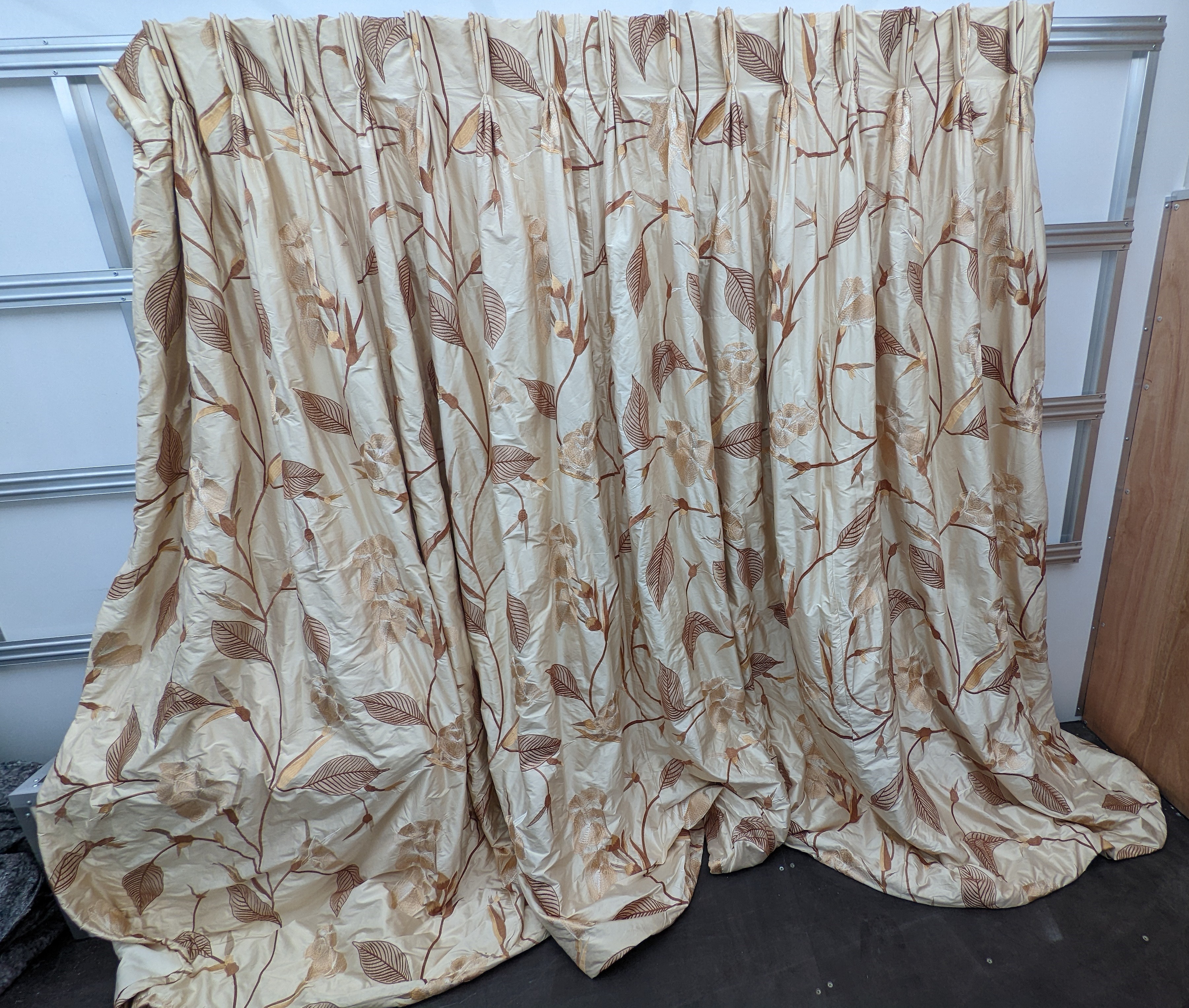A pair of floral lined curtains. Approximate measurements: Width of top 230cm, Width of bottom 420cm