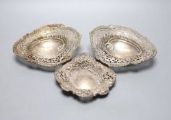 A pair of late Victorian silver shaped oval bonbon dishes, Birmingham, 1894, 13.9cm and one other
