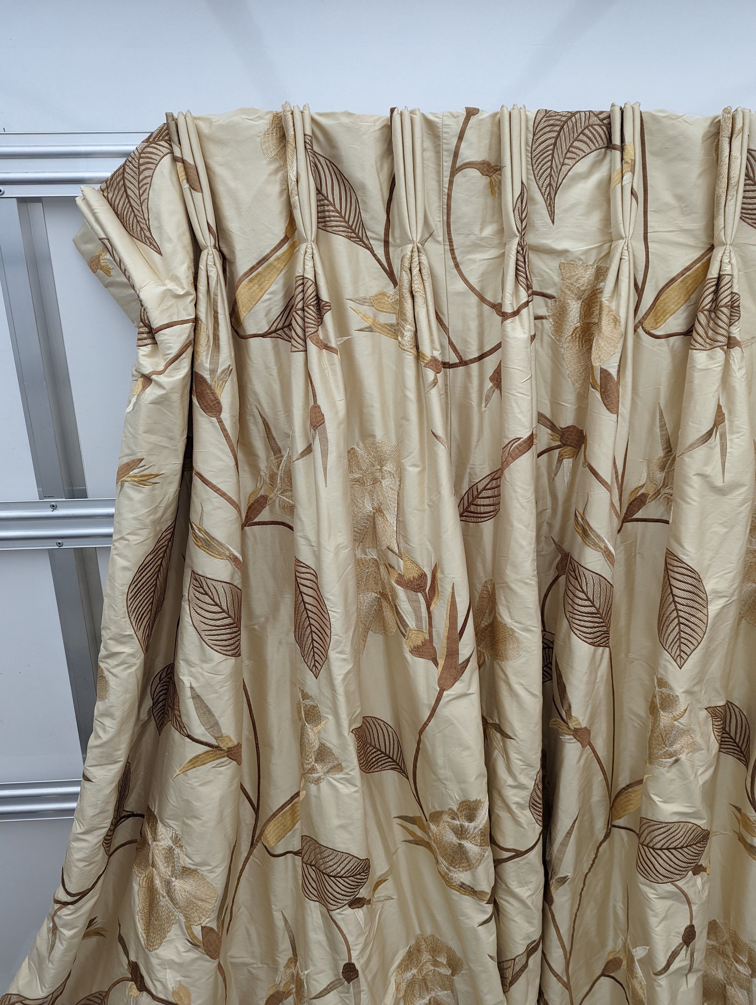 A pair of floral lined curtains. Approximate measurements: Width of top 230cm, Width of bottom 420cm - Image 2 of 7