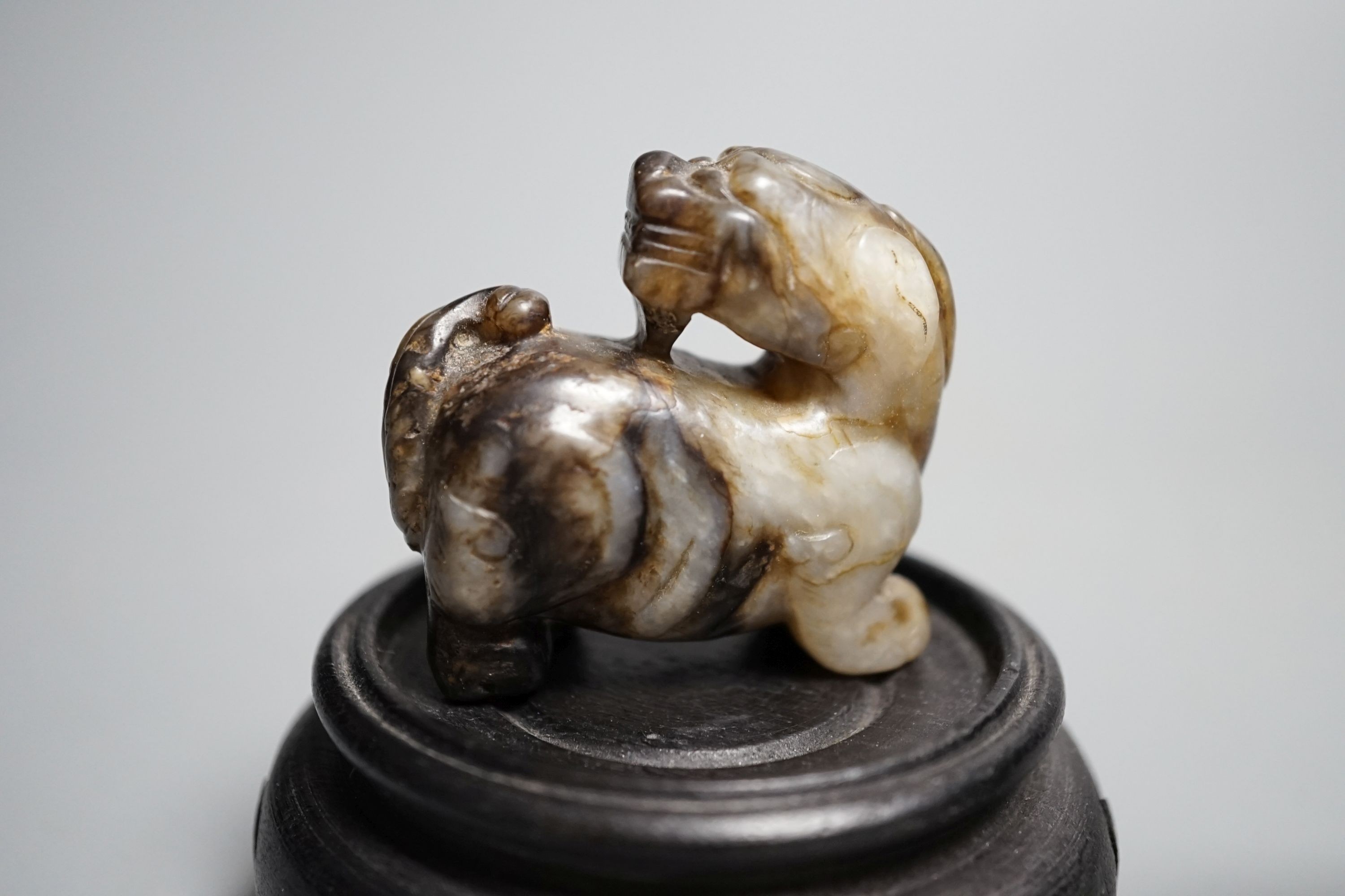 A Chinese chicken bone jade deer and a grey and black jade beast, tallest 5cm - Image 3 of 5