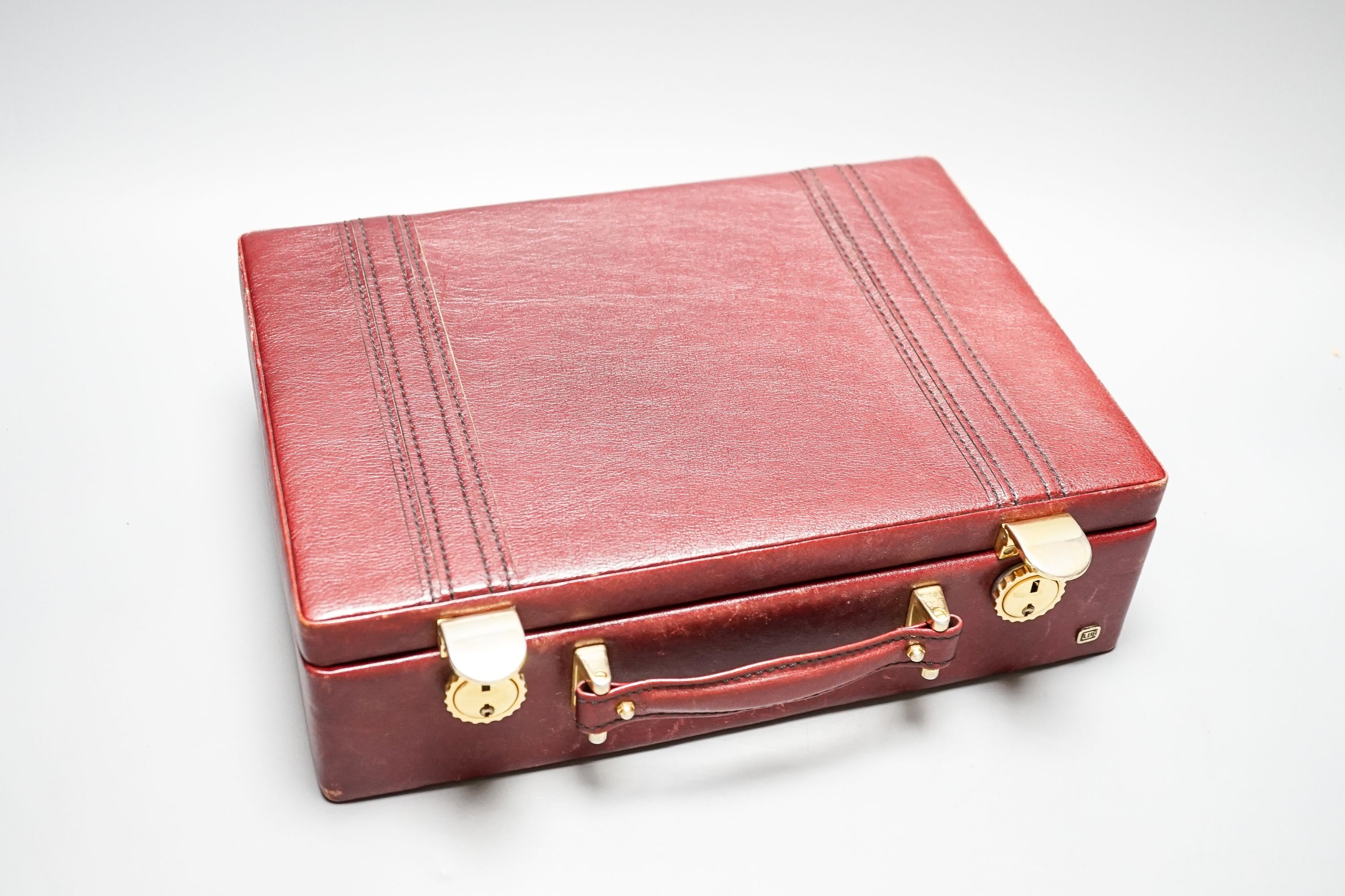 A leatherette brief case, 32 x 23 x 9cm - Image 2 of 3