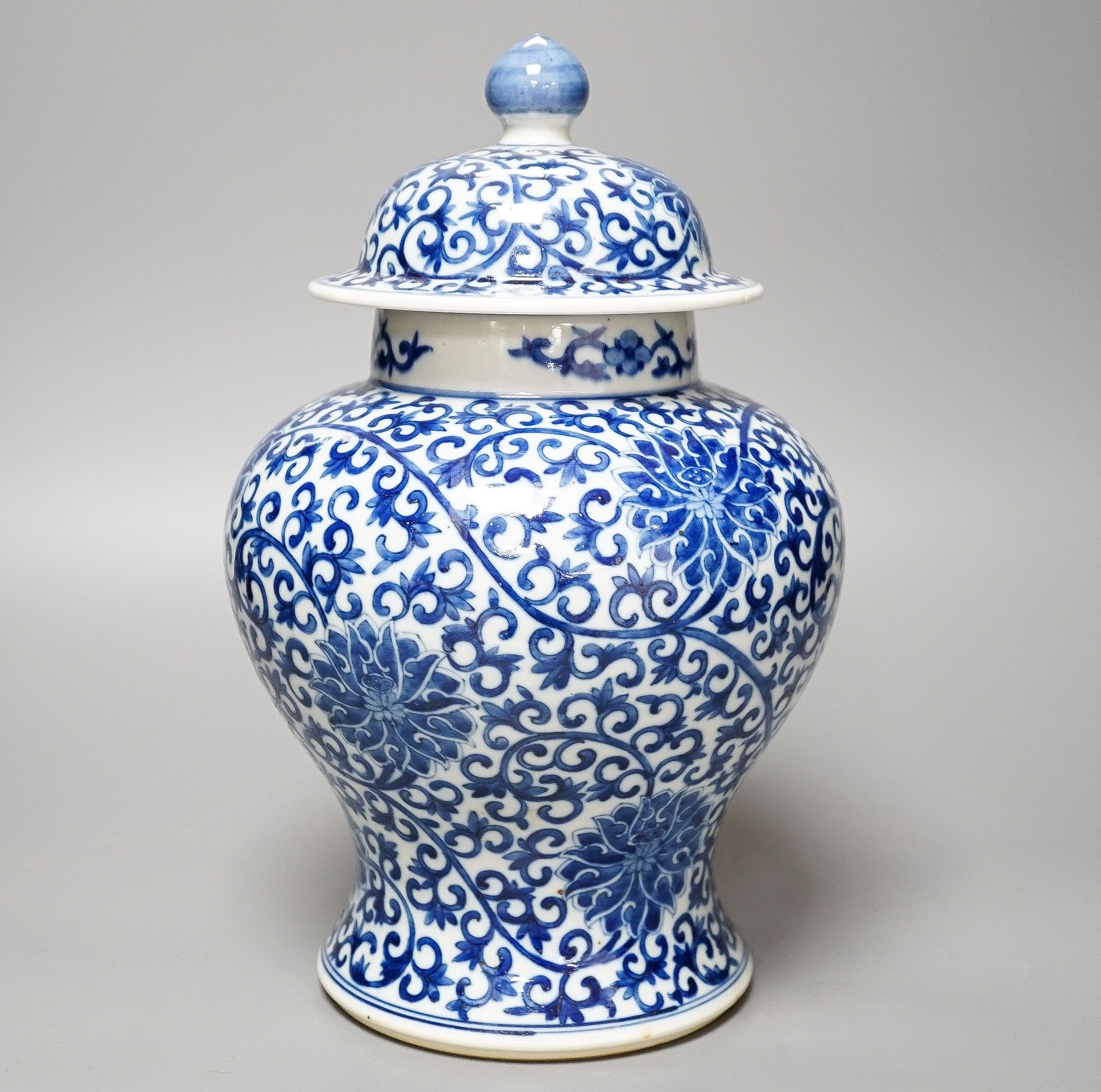 A Chinese blue and white baluster jar and cover 31cm - Image 2 of 5