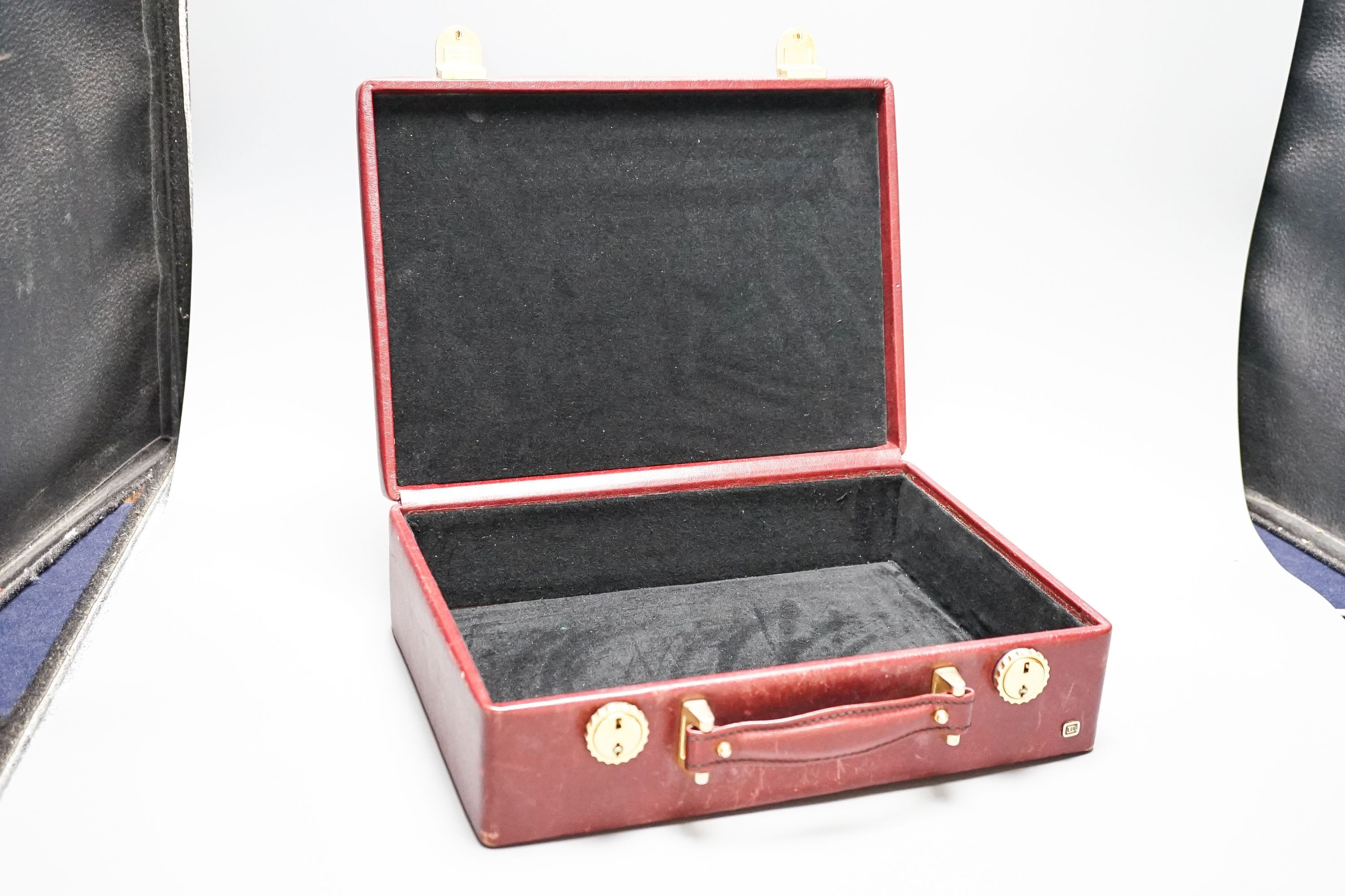 A leatherette brief case, 32 x 23 x 9cm - Image 3 of 3