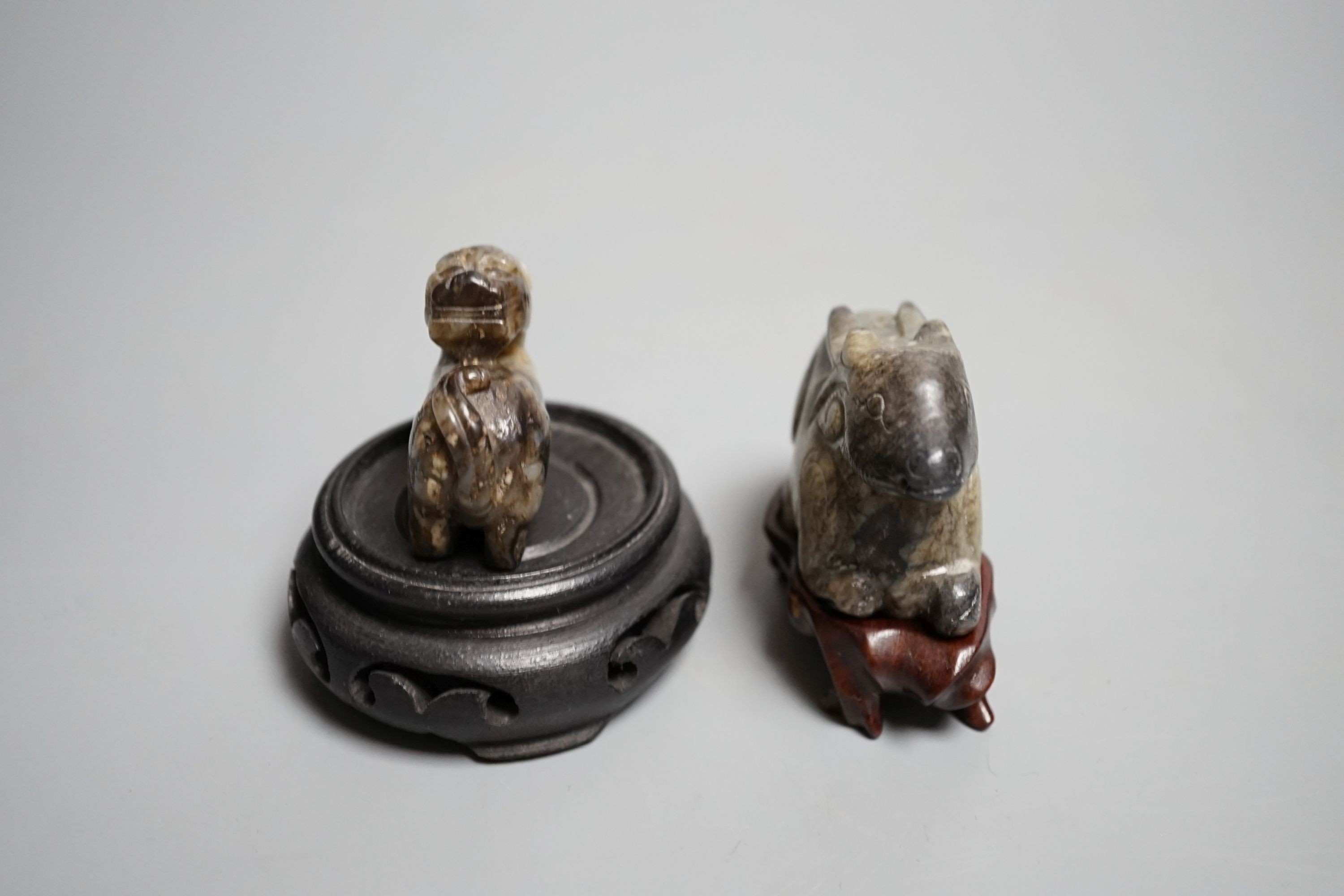 A Chinese chicken bone jade deer and a grey and black jade beast, tallest 5cm - Image 4 of 5