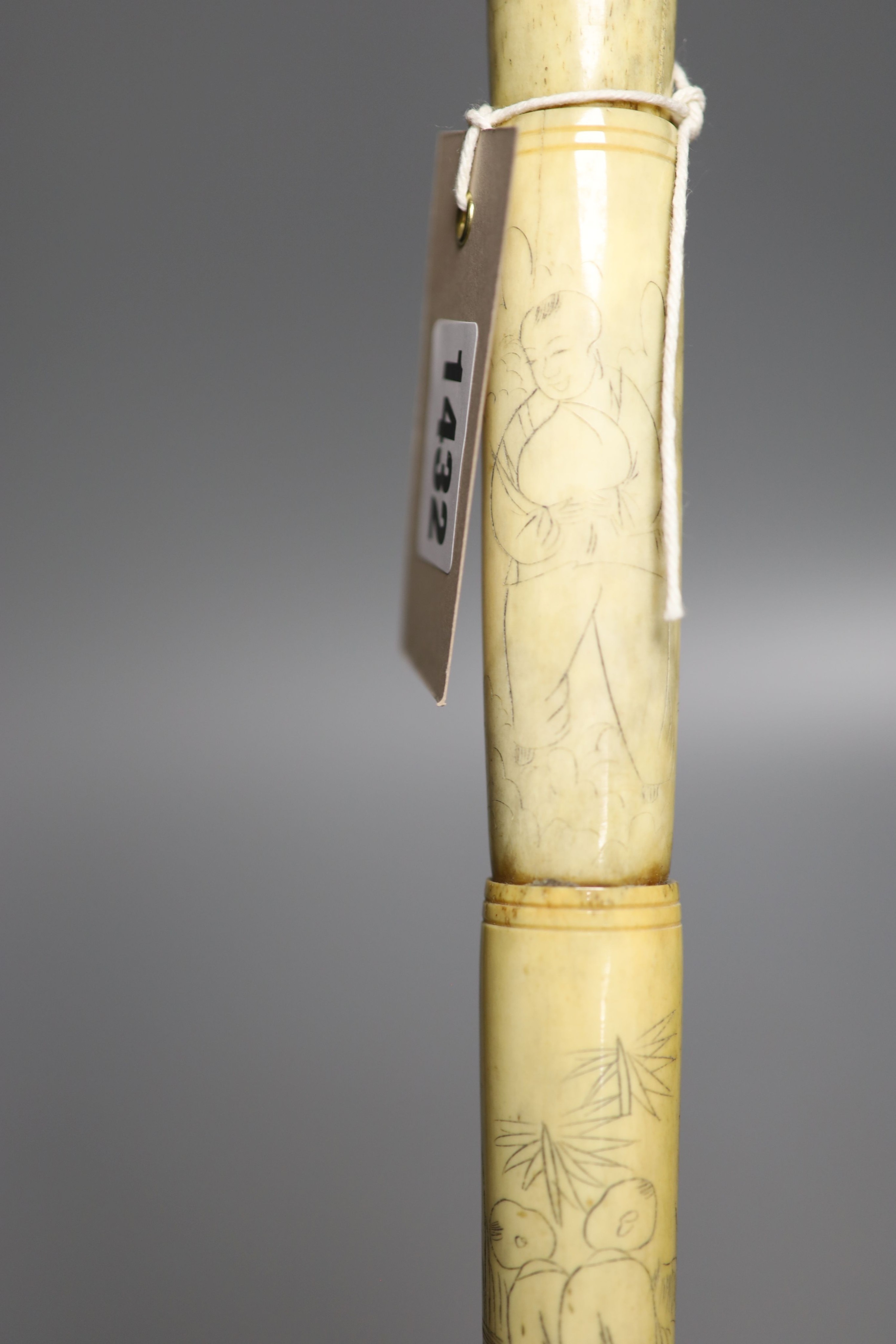An engraved bone walking cane, 84cm - Image 2 of 5