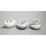 Two Chinese porcelain water droppers and a box and cover, Wanli period and later