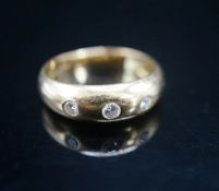 A modern continental 18k and three stone gypsy set diamond ring, size G, gross weight 2.7 grams,