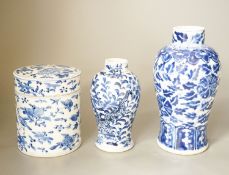 Two 19th century Chinese blue and white vases and a similar boxing cover, 19cm