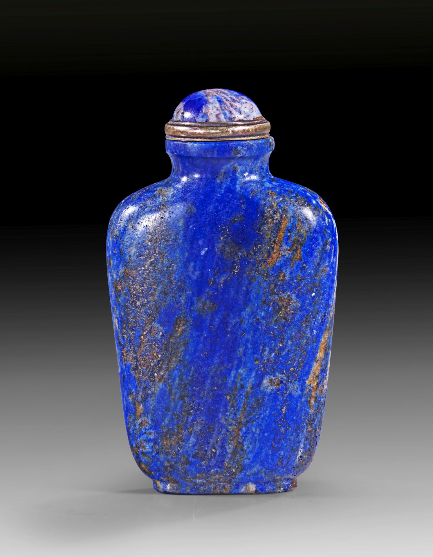 Snuff bottle of lapis lazuli.