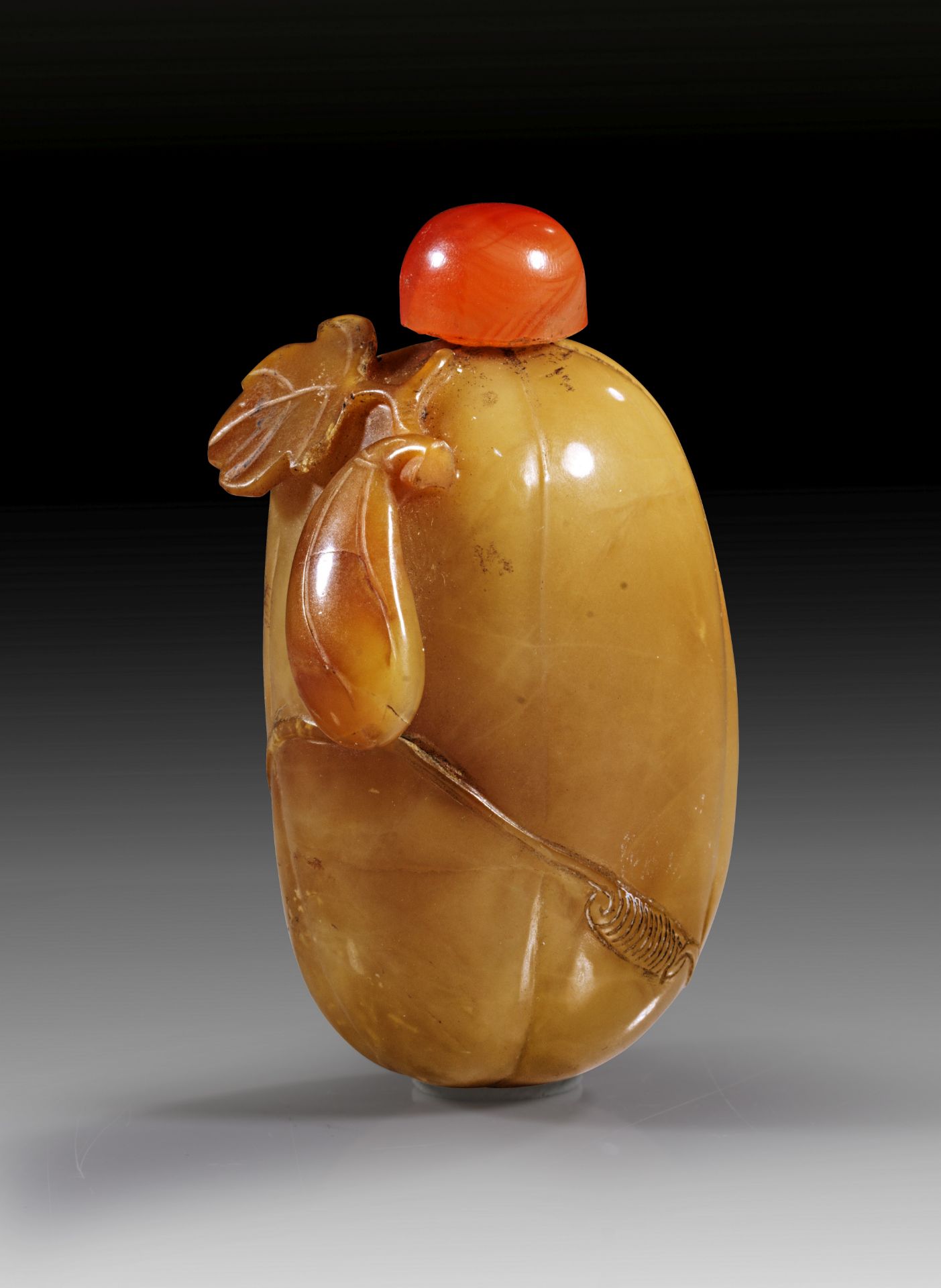 Snuff bottle in form of a fruit. 