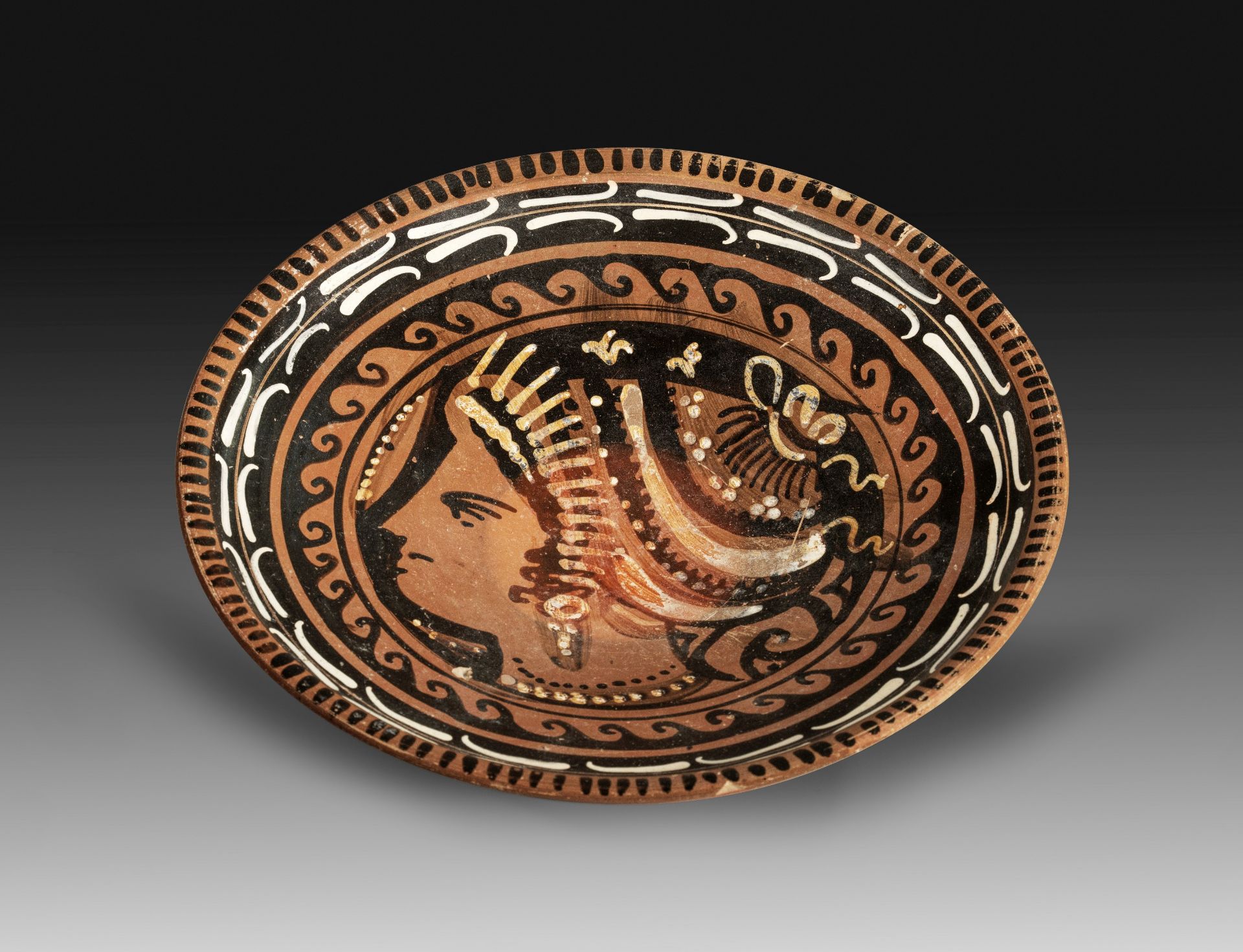 Apulian red-figure plate of the Kantharos Group.