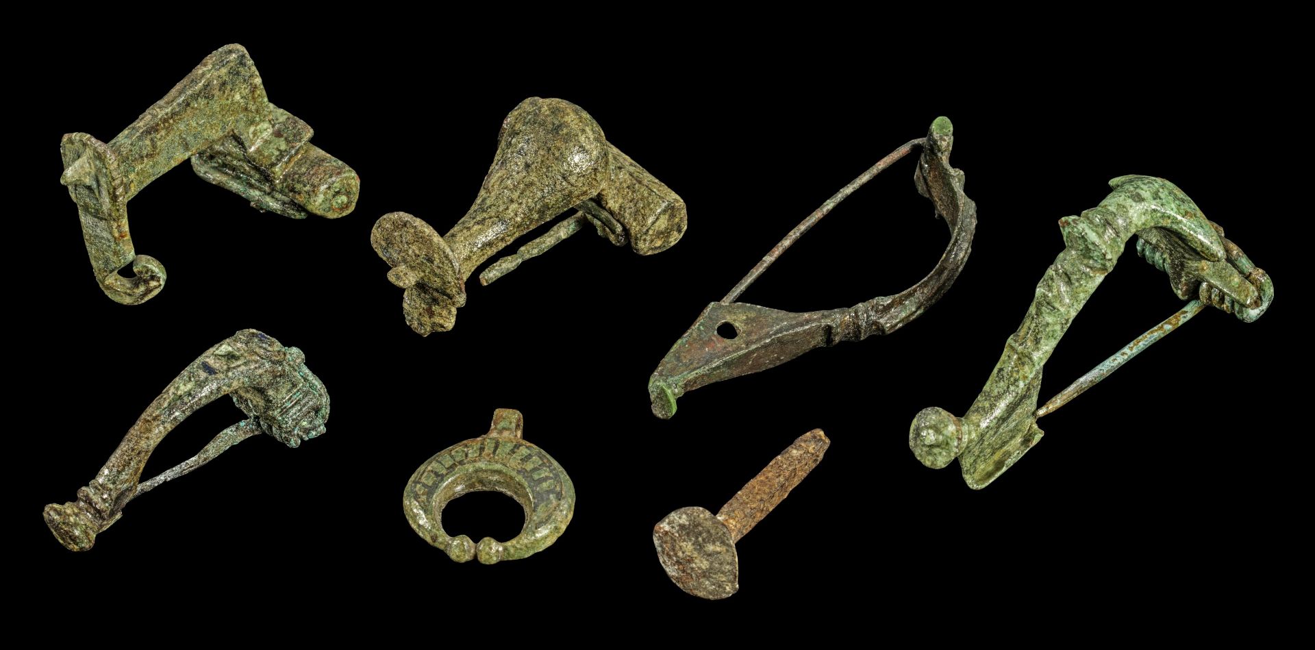 Sammlung verschiedener kleiner Bronzeobjekte.